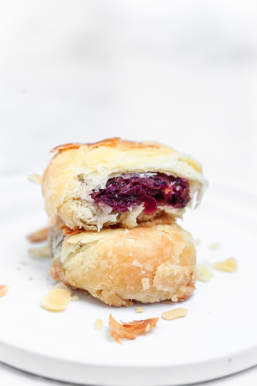 那些不能错过的云南丽江特色小吃  鲜花饼:   每一朵鲜花,都有一个