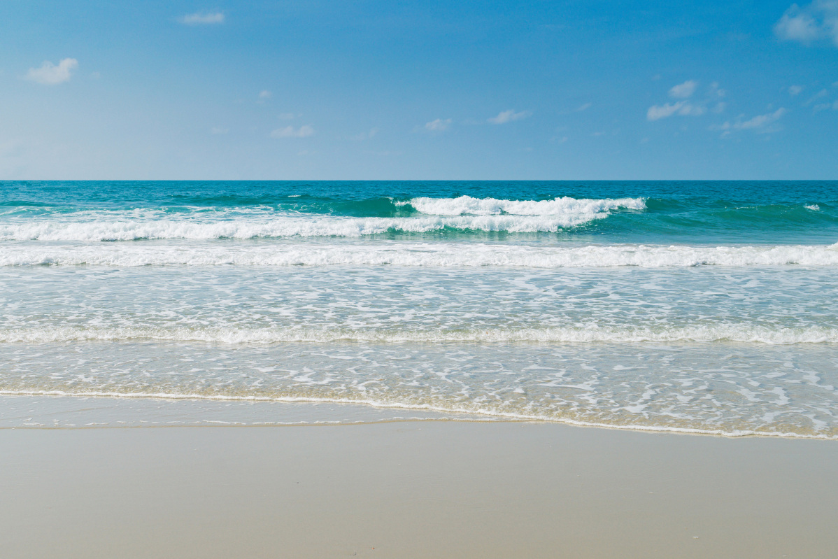 这里有美丽的海滩,丰富的海鲜美食等你来尝.
