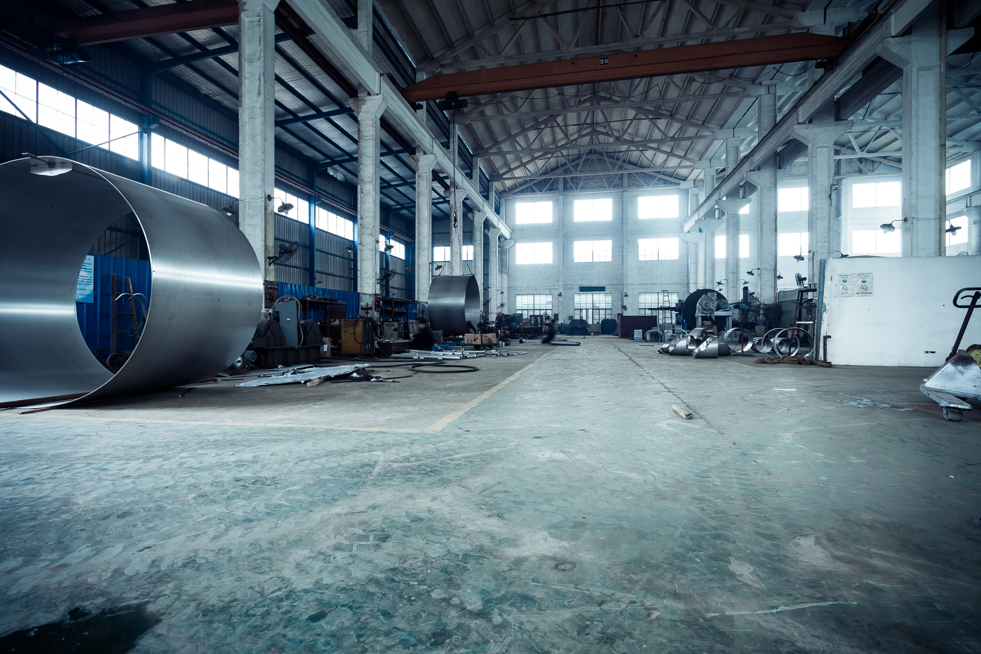 一个朋友在工厂工作,前年,今年27岁,还没找到女朋友.