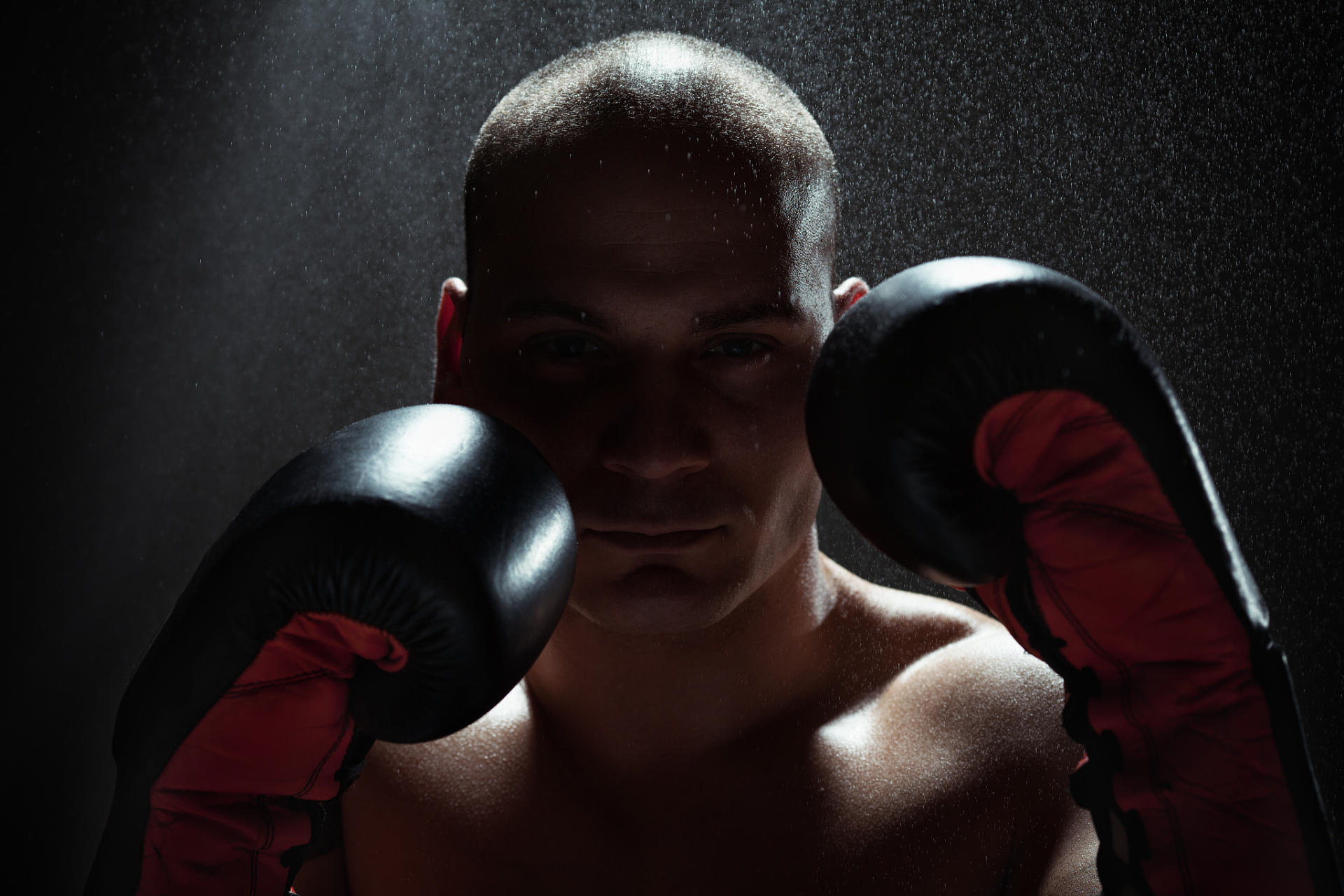 mma,也叫综合格斗,是一种规则极为开放的竞技格斗运动,赛事既允许站立