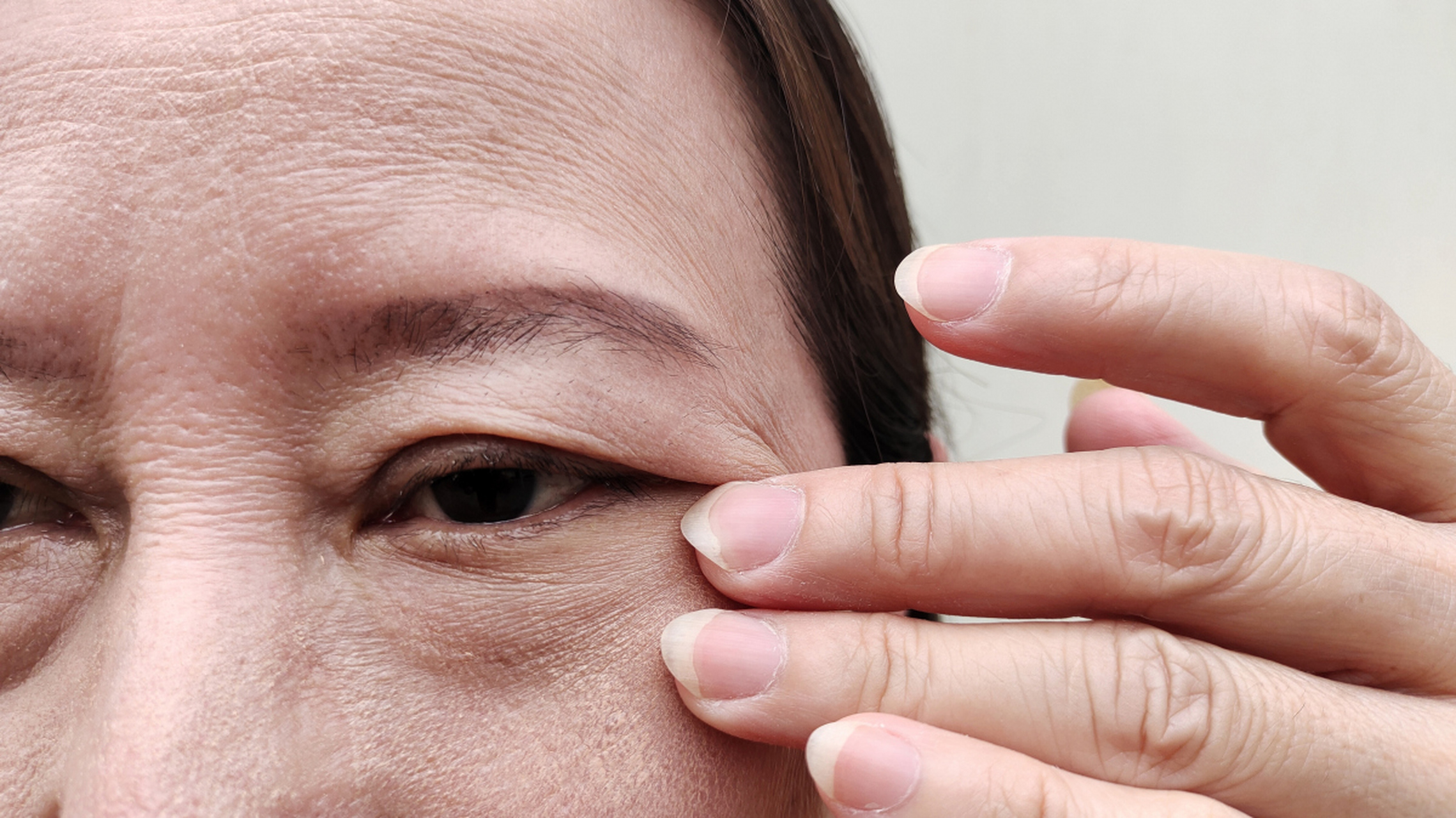 以下是一些有效的改善皮肤松弛下垂的方法: 1,健康饮食 健康的饮食