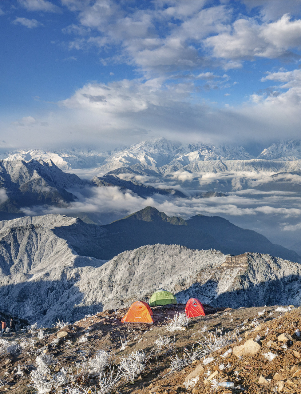 位于四川雅安的牛背山,是一座险峻壮观的山峰,其高耸的山体和起伏的