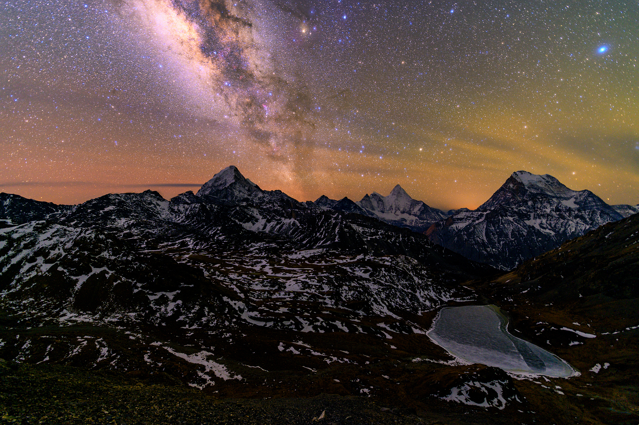 玉龙雪山的星空:云南的夜空奇观