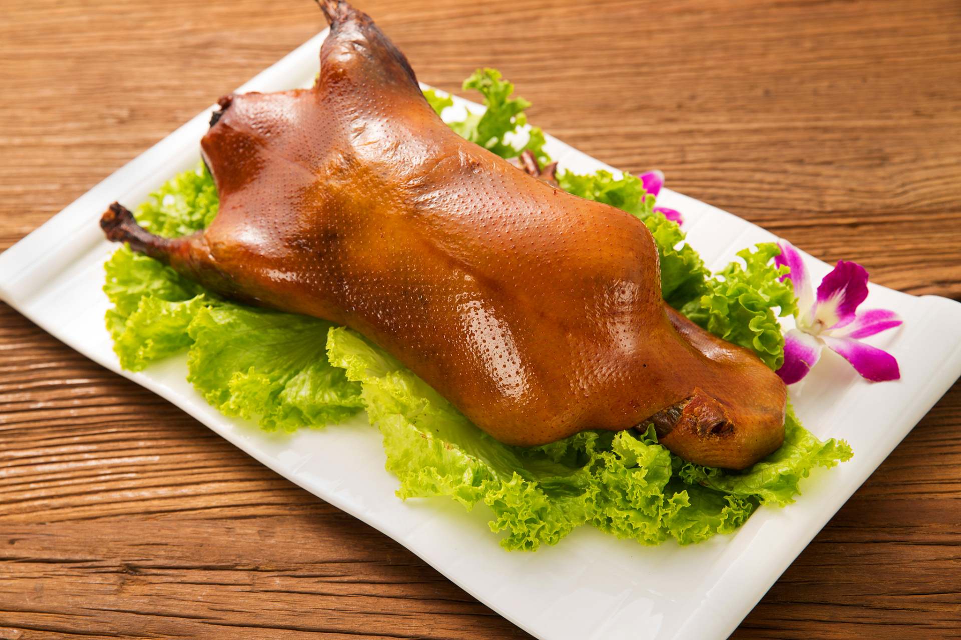 卤鸭是中华美食中一道非常受欢迎的家常菜,它的口感鲜美,香气扑鼻