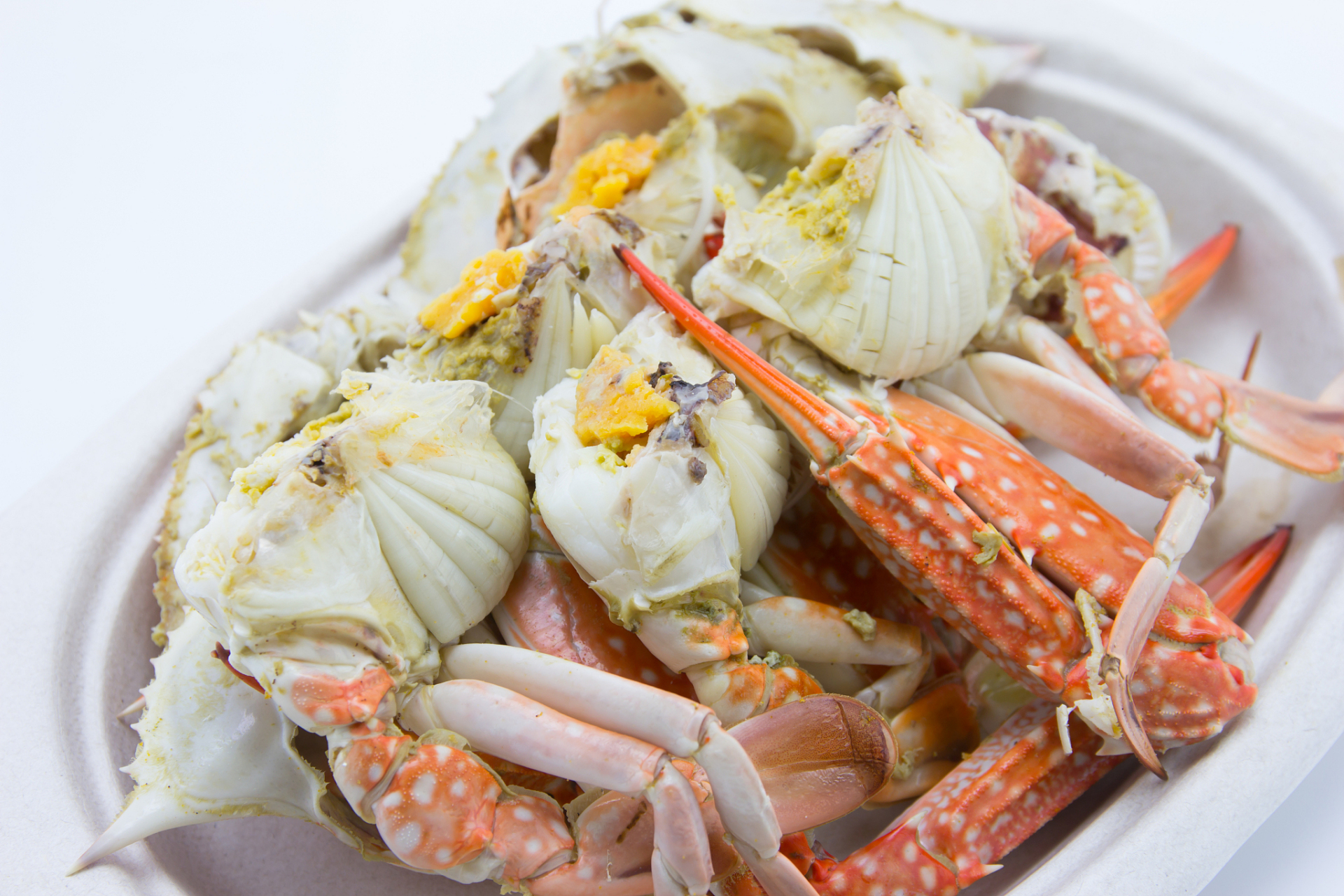 连云港的美食代表有板浦凉粉,清蒸梭子蟹和红烧沙光鱼,它们承载着丰富