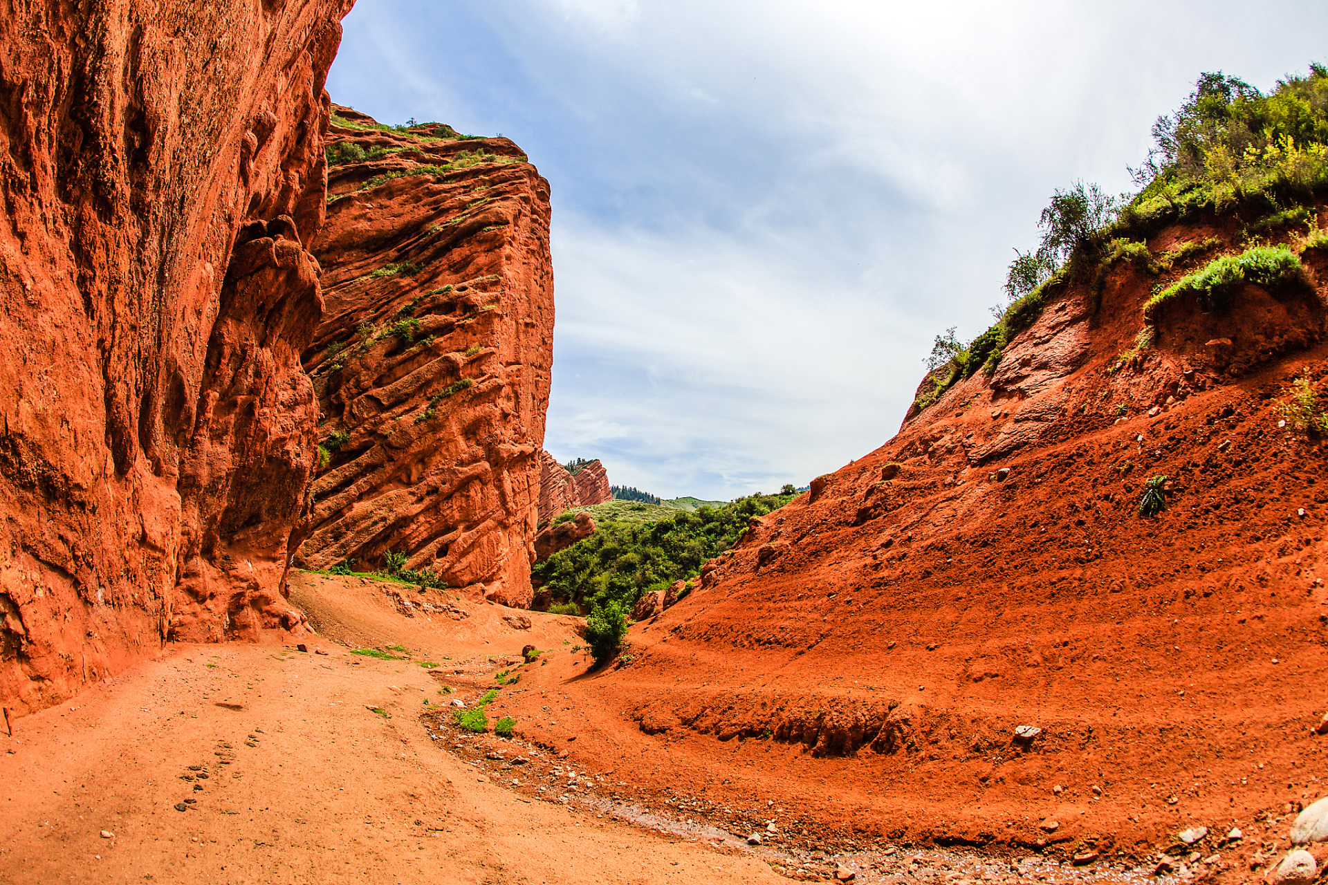 位于宁夏固原市西吉县城北边15公里的火石寨乡,这个地方有着让人震撼