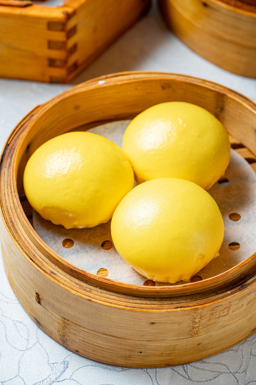 要做玉米面菜团子,首先要准备好玉米面和各种蔬菜.