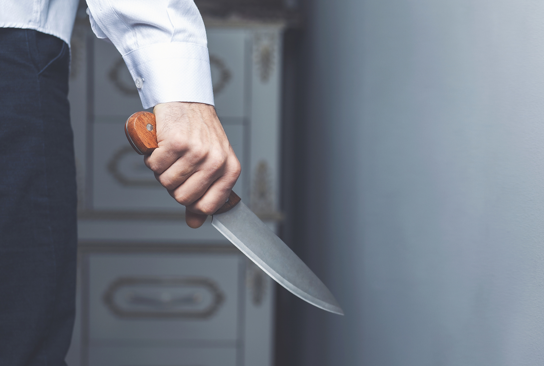 他看到一个男人拿着一把刀,就上前拦住他. 他问:"你拿着刀干什么?