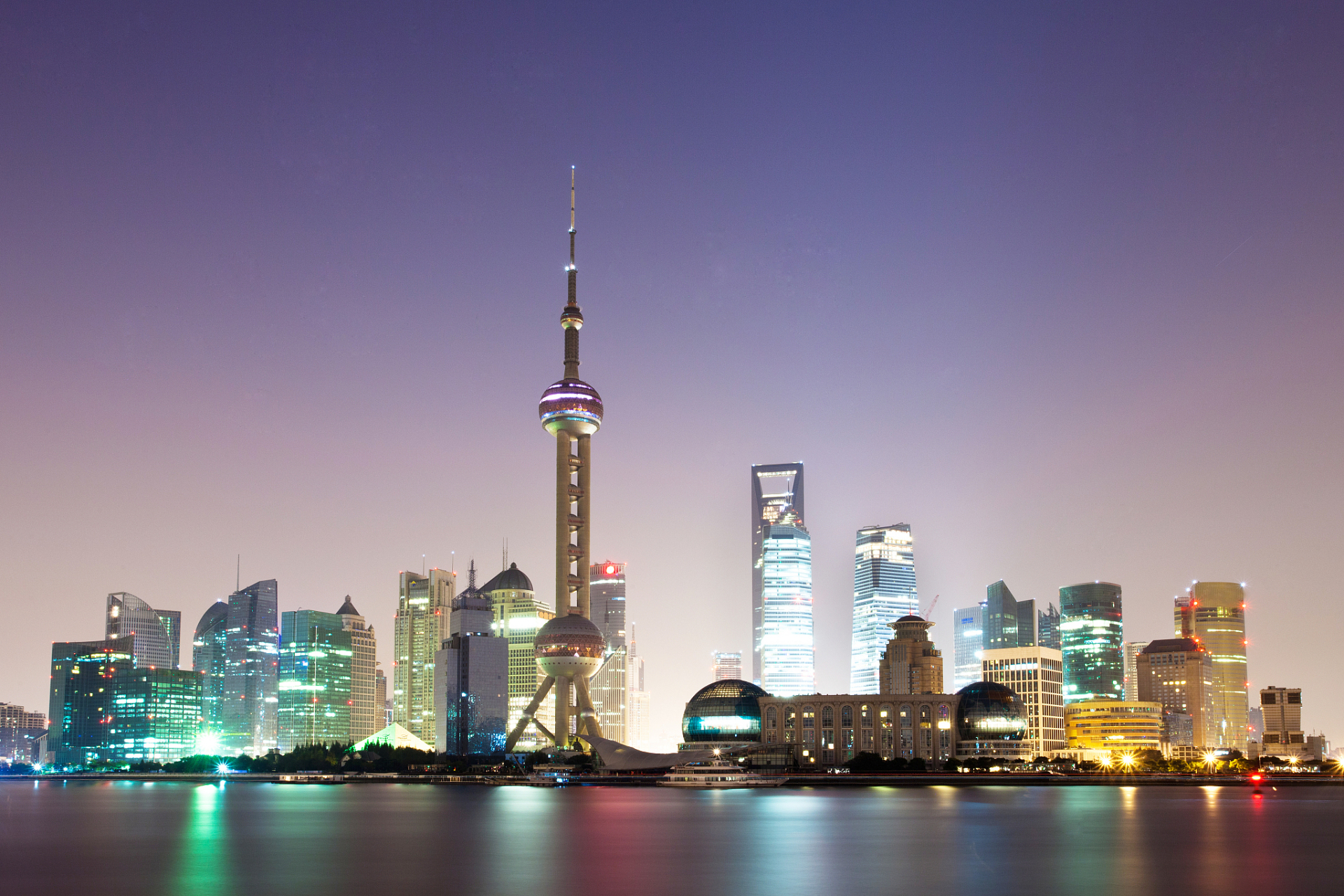 上海东方明珠塔,位于上海市浦东新区陆家嘴金融贸易区,是上海的标志性