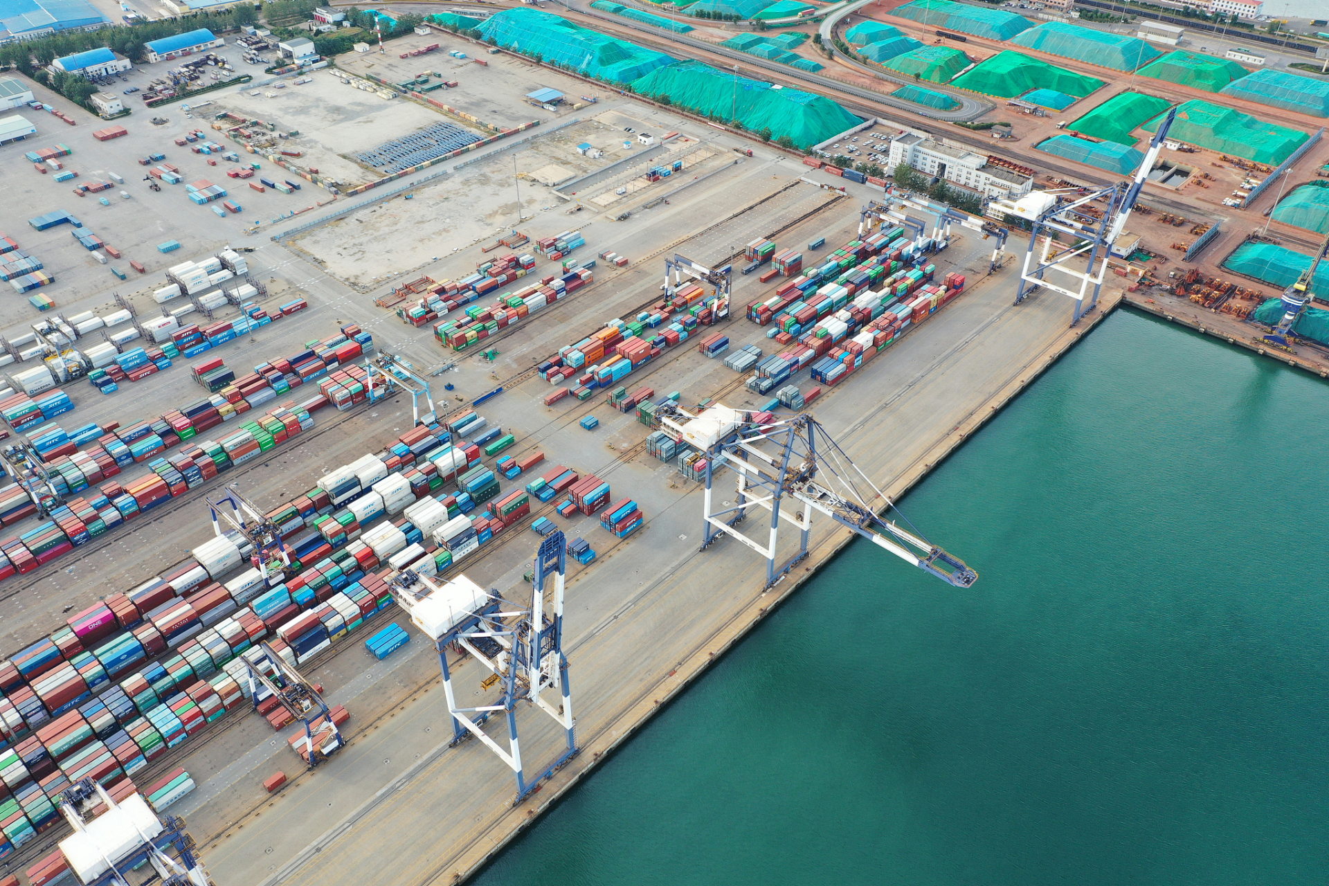 宁波港,这座镶嵌于东海之滨的璀璨明珠,以其繁忙的航运枢纽地位和深厚