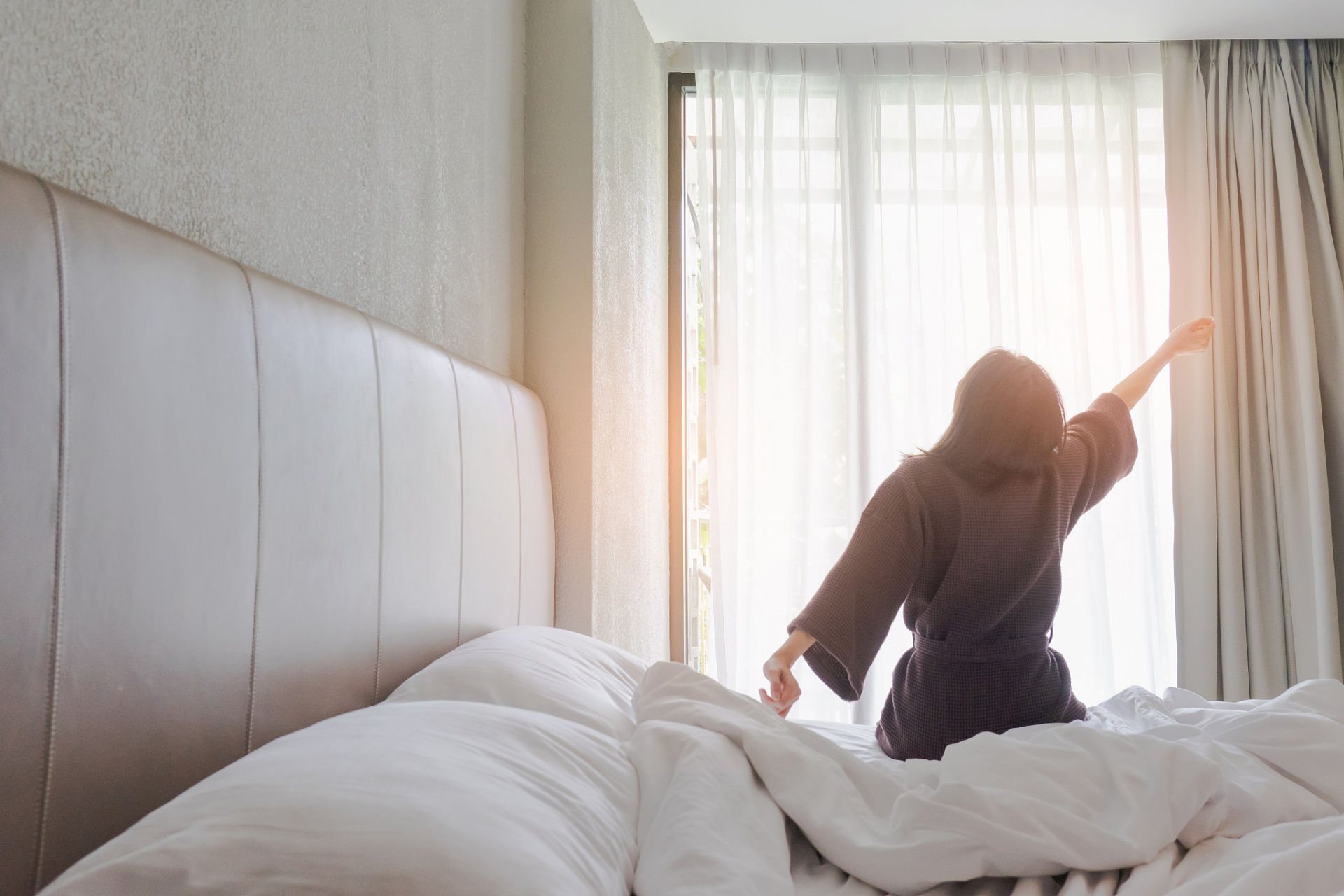 夏日的午后,阳光透过窗户 我坐在床上,望着窗外的树影 这是8月12日的