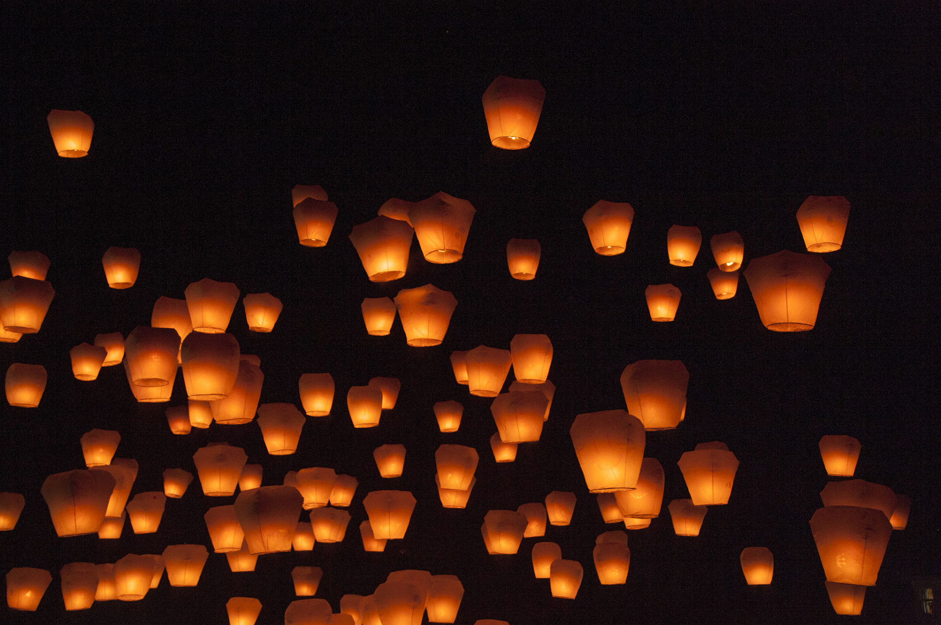 孔明灯,又被称为天灯,万灯,是五代时期由莘七娘发明的