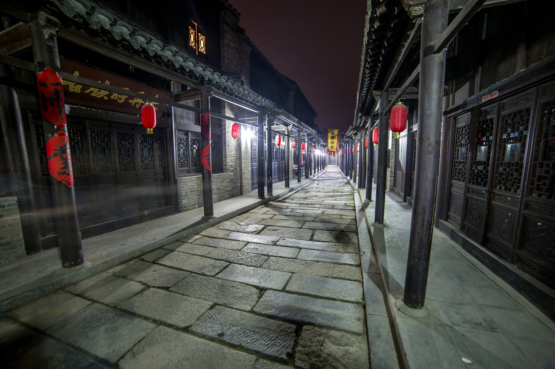 位于新沂市西南,京杭大运河与骆马湖交汇处的窑湾古镇,被誉为"小上海"