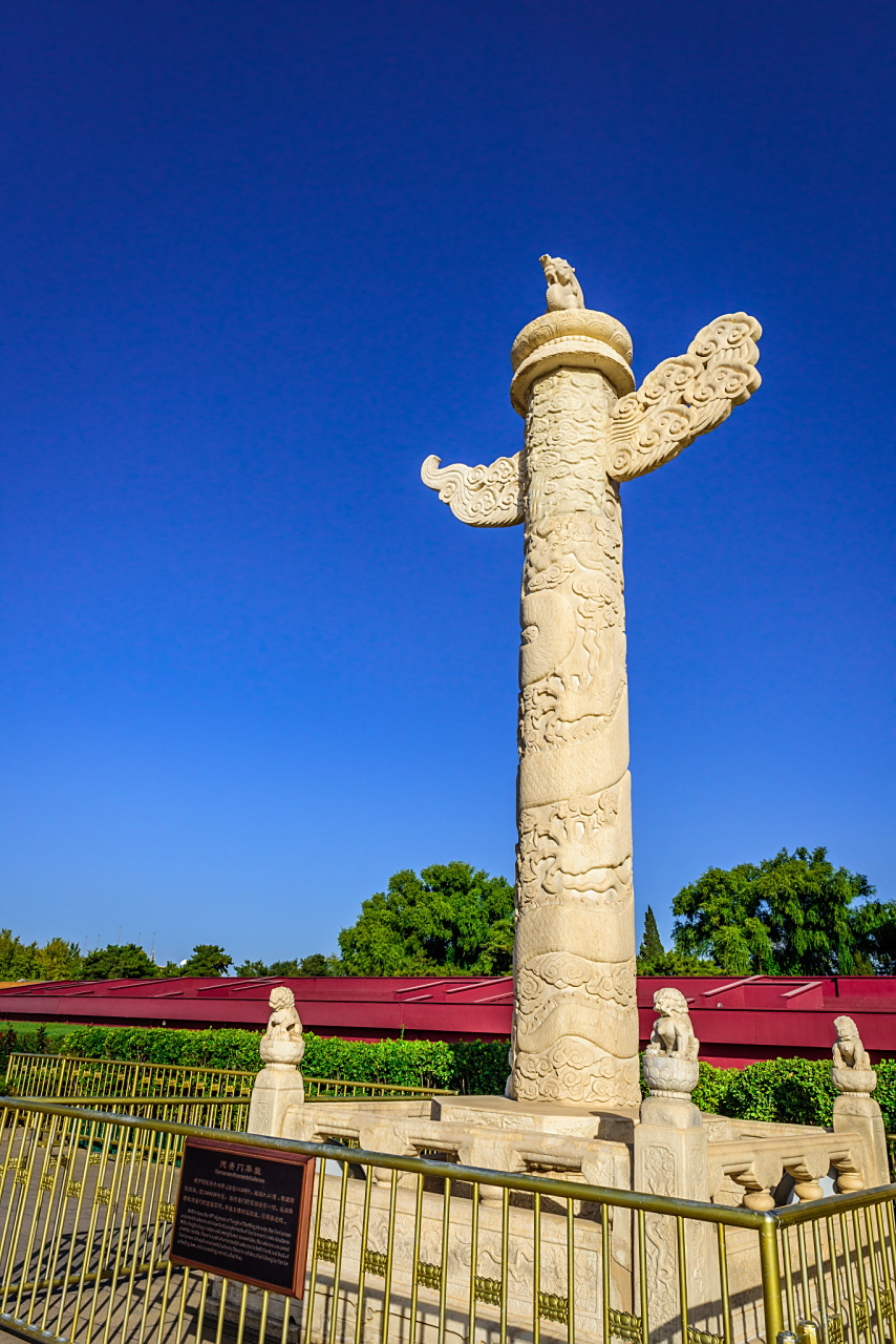 华表是中国宫殿,园苑,帝王陵墓前的柱状装饰,也是通衢大街的标志.