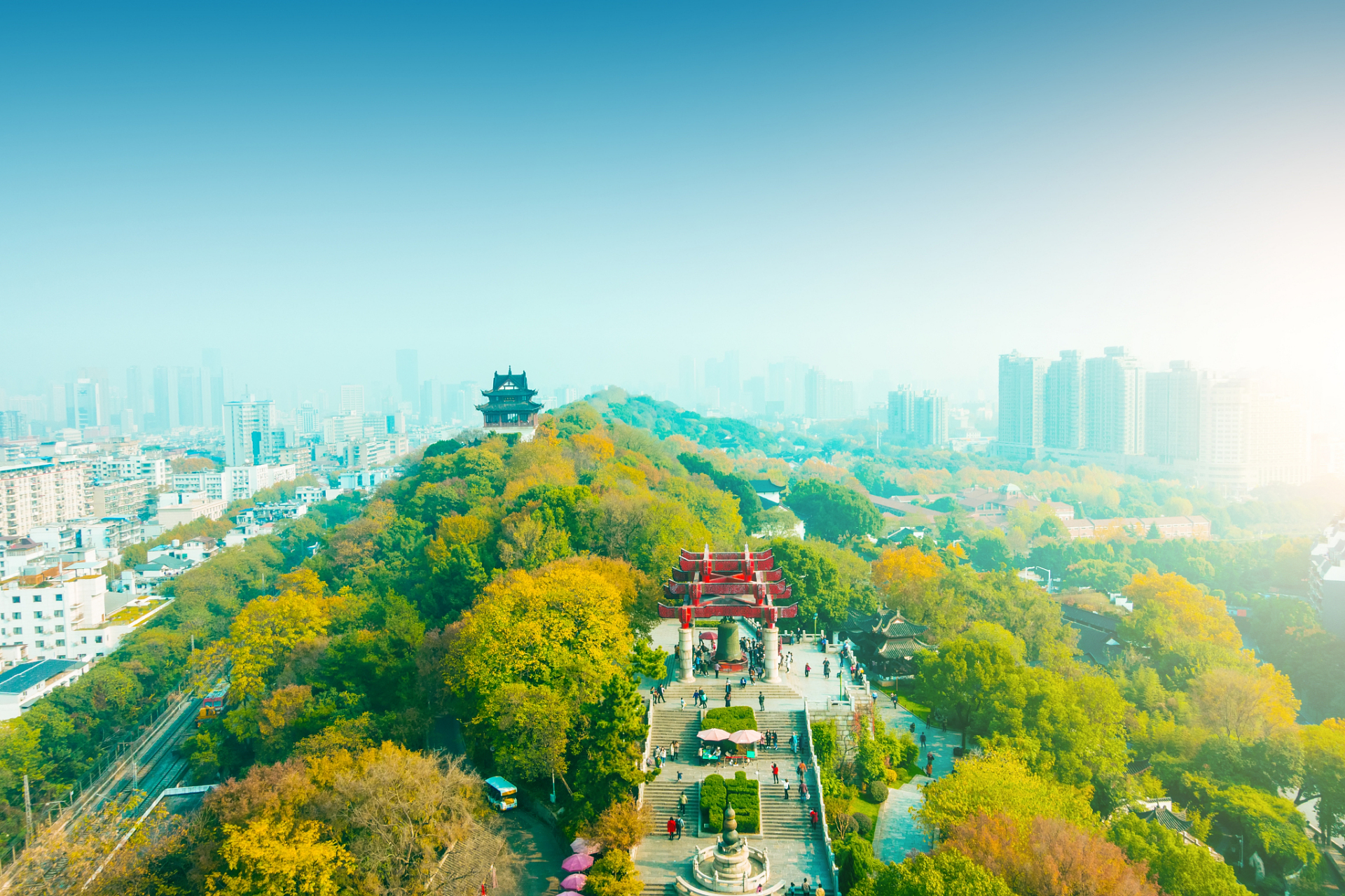 蛇山位于武汉市武昌区,紧邻长江.