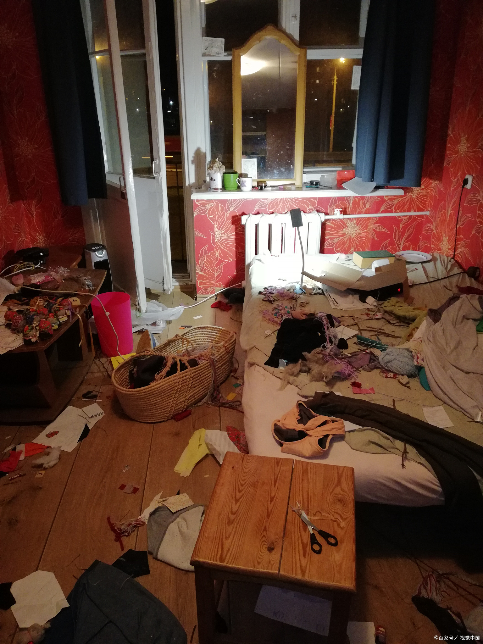 网课中看到越大的学生的床铺越凌乱不堪,老师这样能上好网课吗