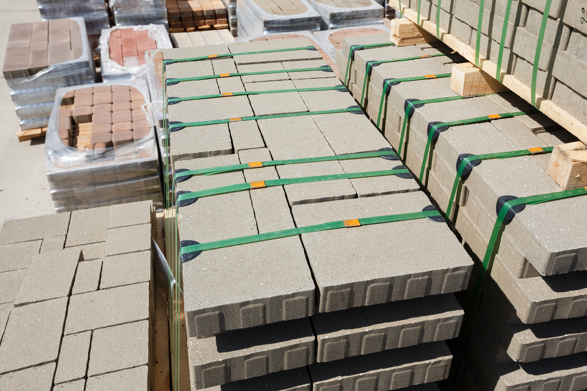 pc砖就一种聚氨酯与水泥配比压制的砖,pc是聚碳酸酯的一个简称,聚