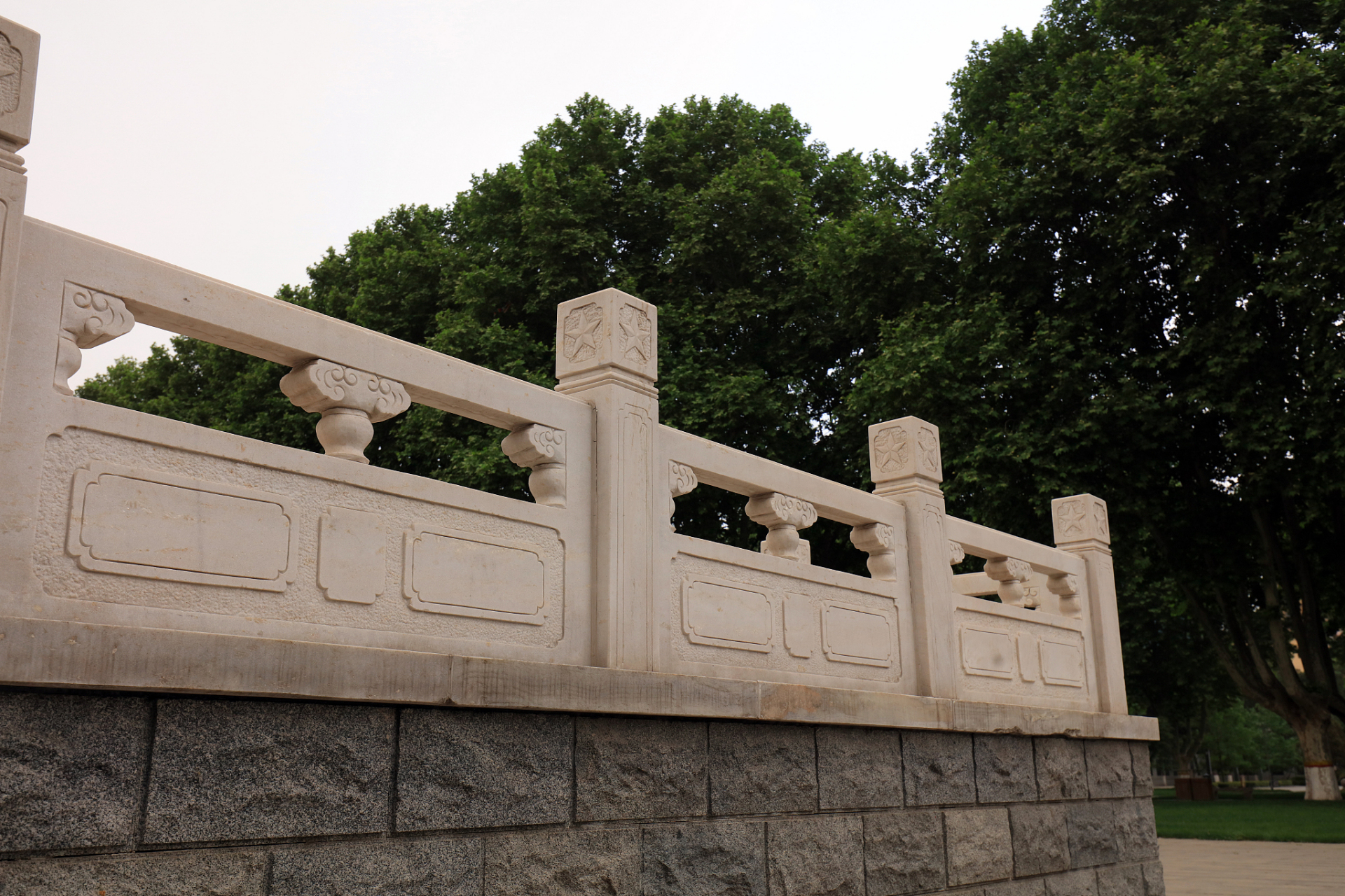 想知道石栏杆多高吗?不同的地方有差异哦,有的0.