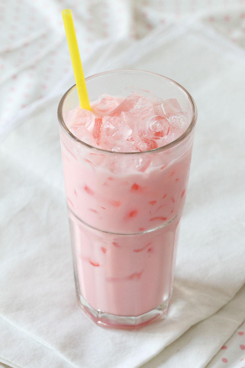 上海市消保委点名书亦烧仙草的"草莓啵啵酸奶",该产品的酸奶去哪了?