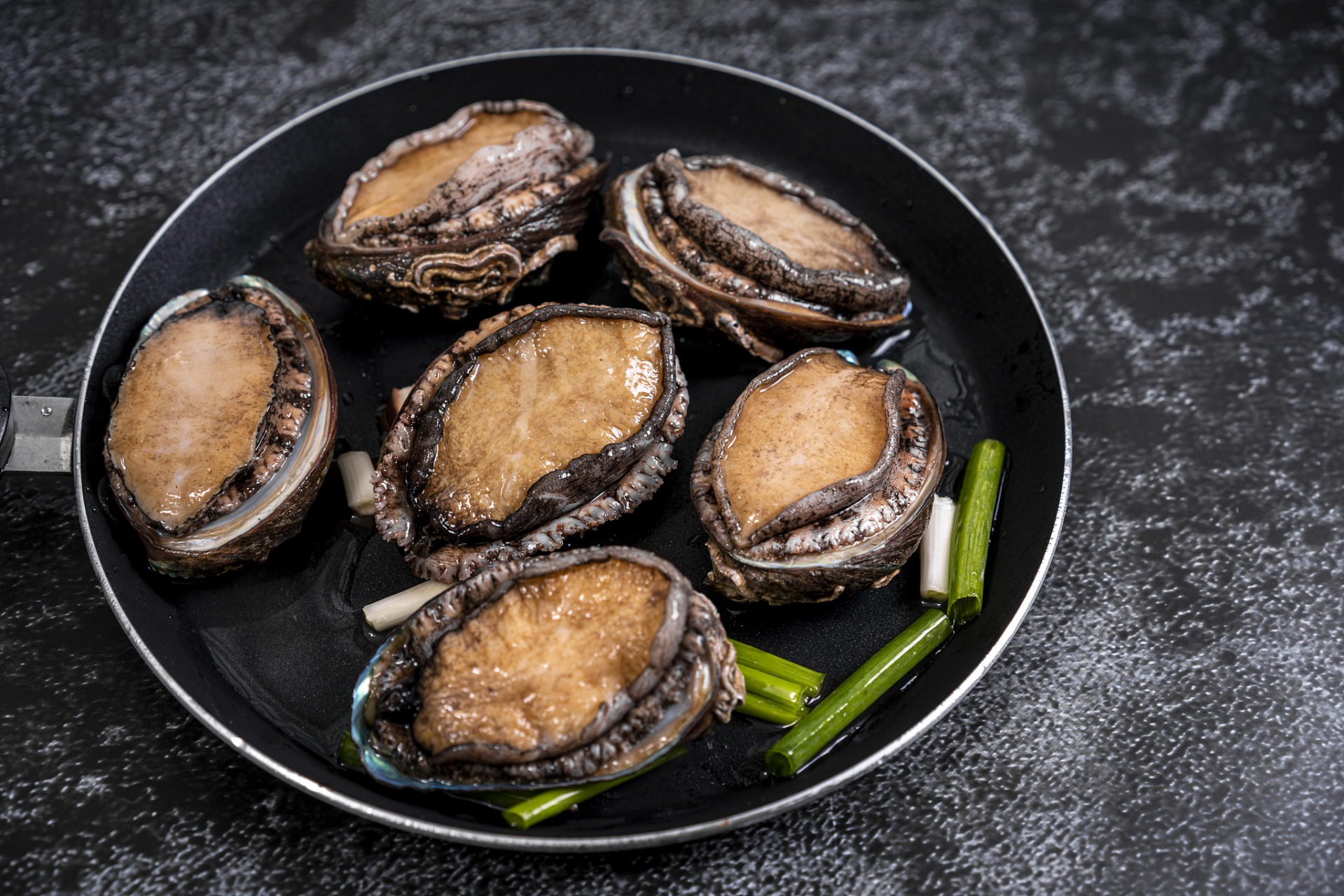 新鲜鲍鱼切片怎样炒好吃,生鲍鱼片怎么炒才嫩 鲍鱼生长于太平洋,大