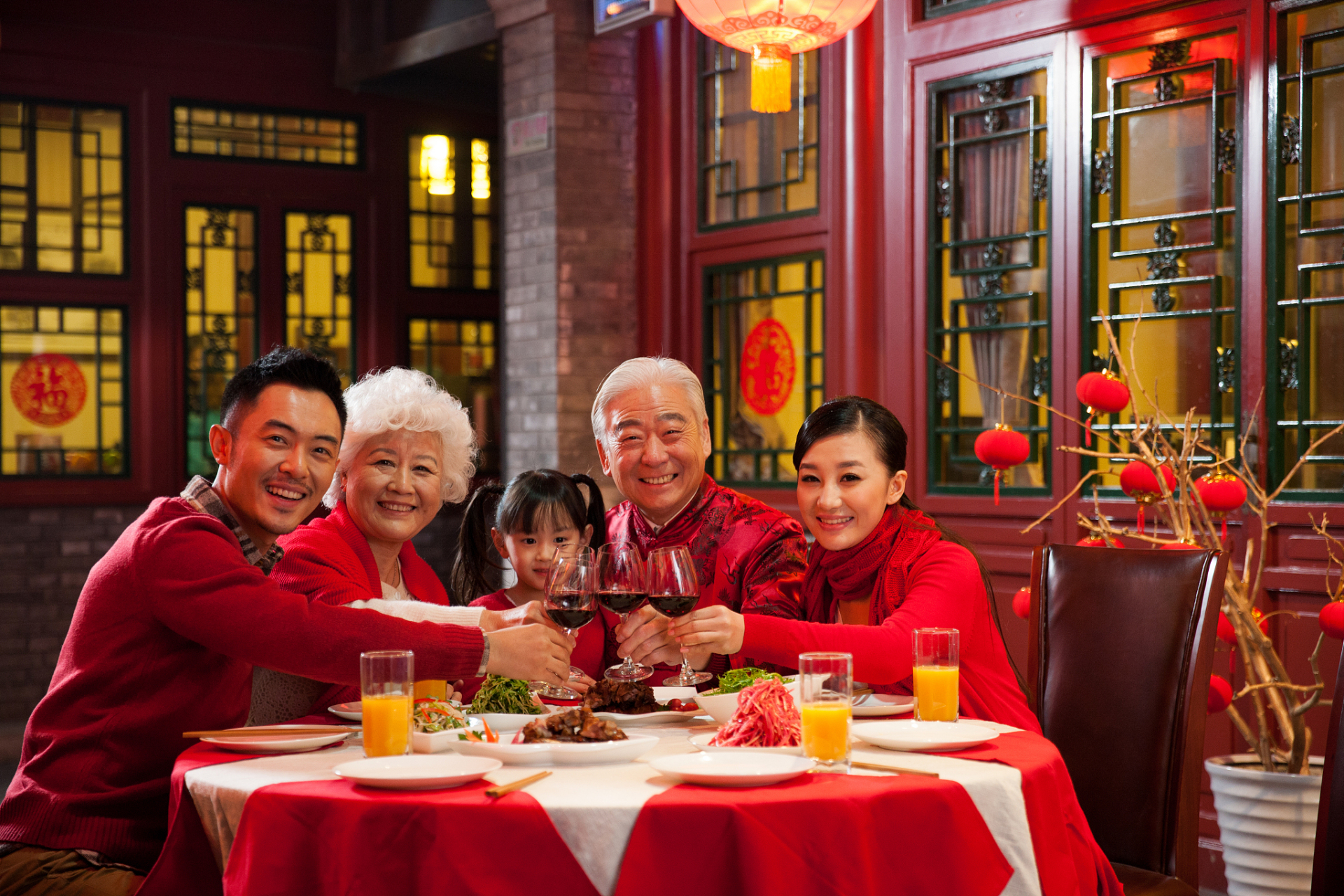 在中国的春节期间,家庭团聚和共享一顿丰盛的年夜饭是传统的重要部分.