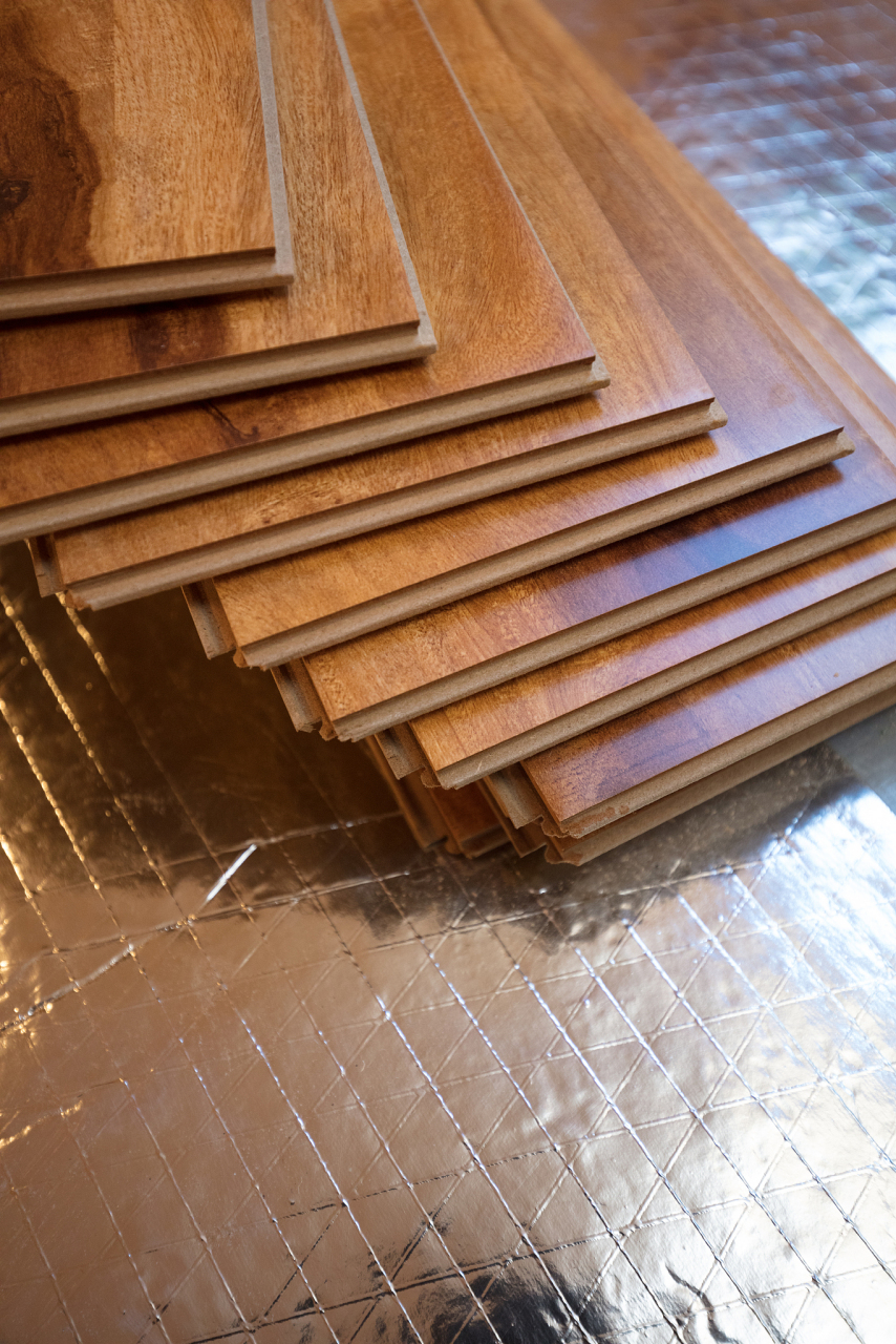 实木地板是一种以天然木材为原材料制成的地板,它具有天然木材的纹理