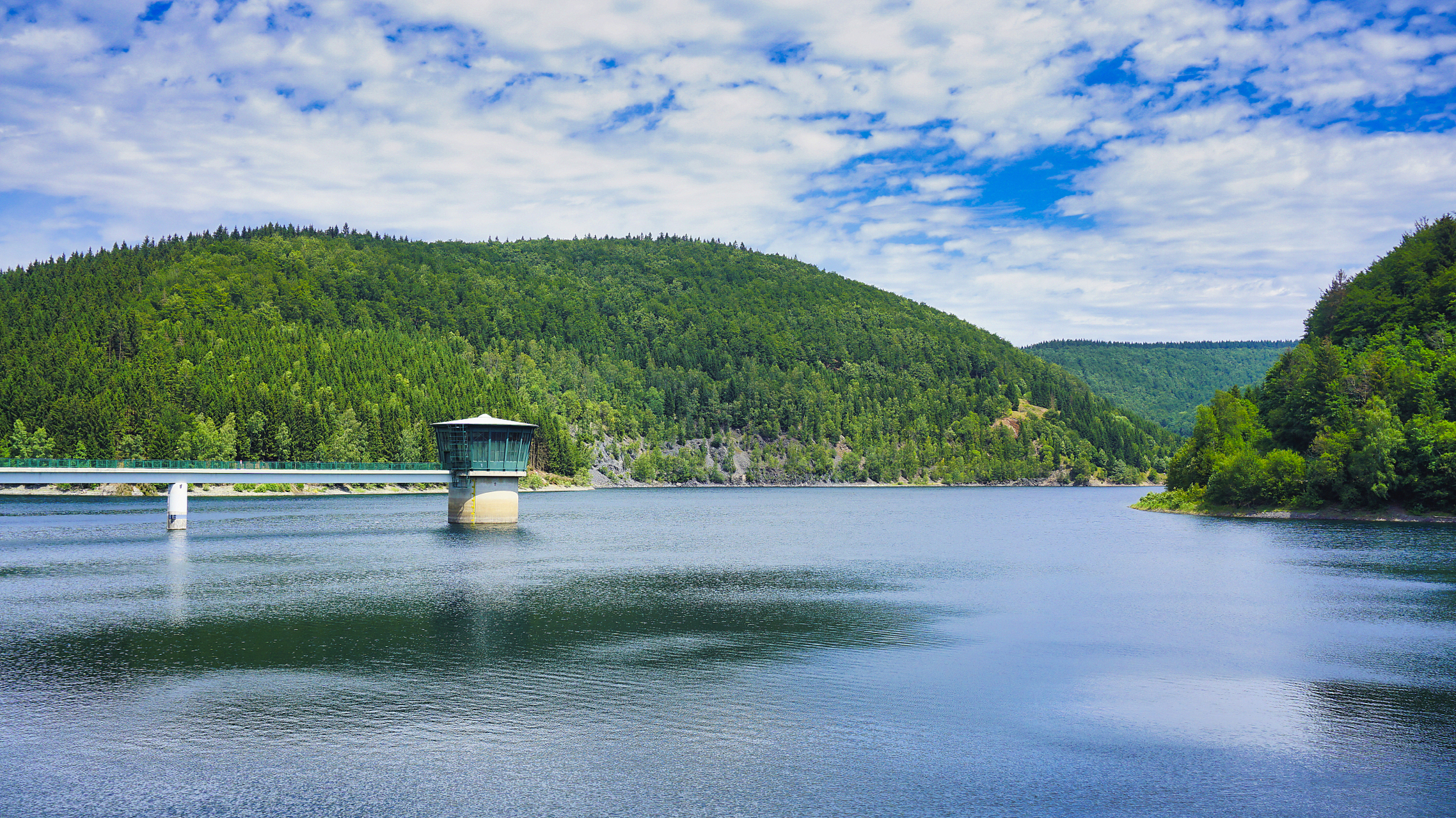 中国最大,世界第二大高山堰塞湖,位于中国黑龙江省牡丹江市宁安市境西