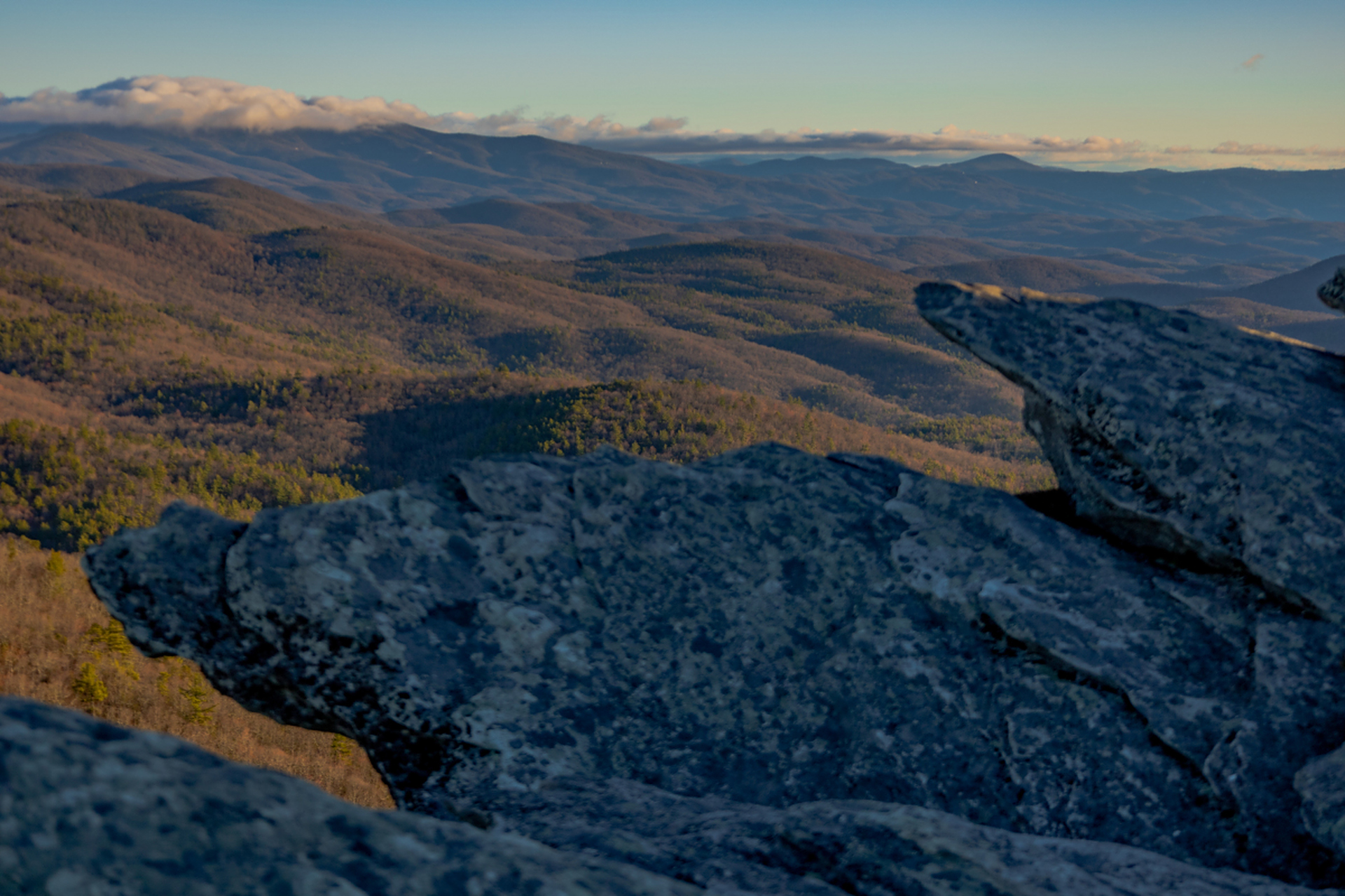 阿巴拉契亚山脉,是一座宛如诗意般的自然奇观,它傲然屹立在大地之上,