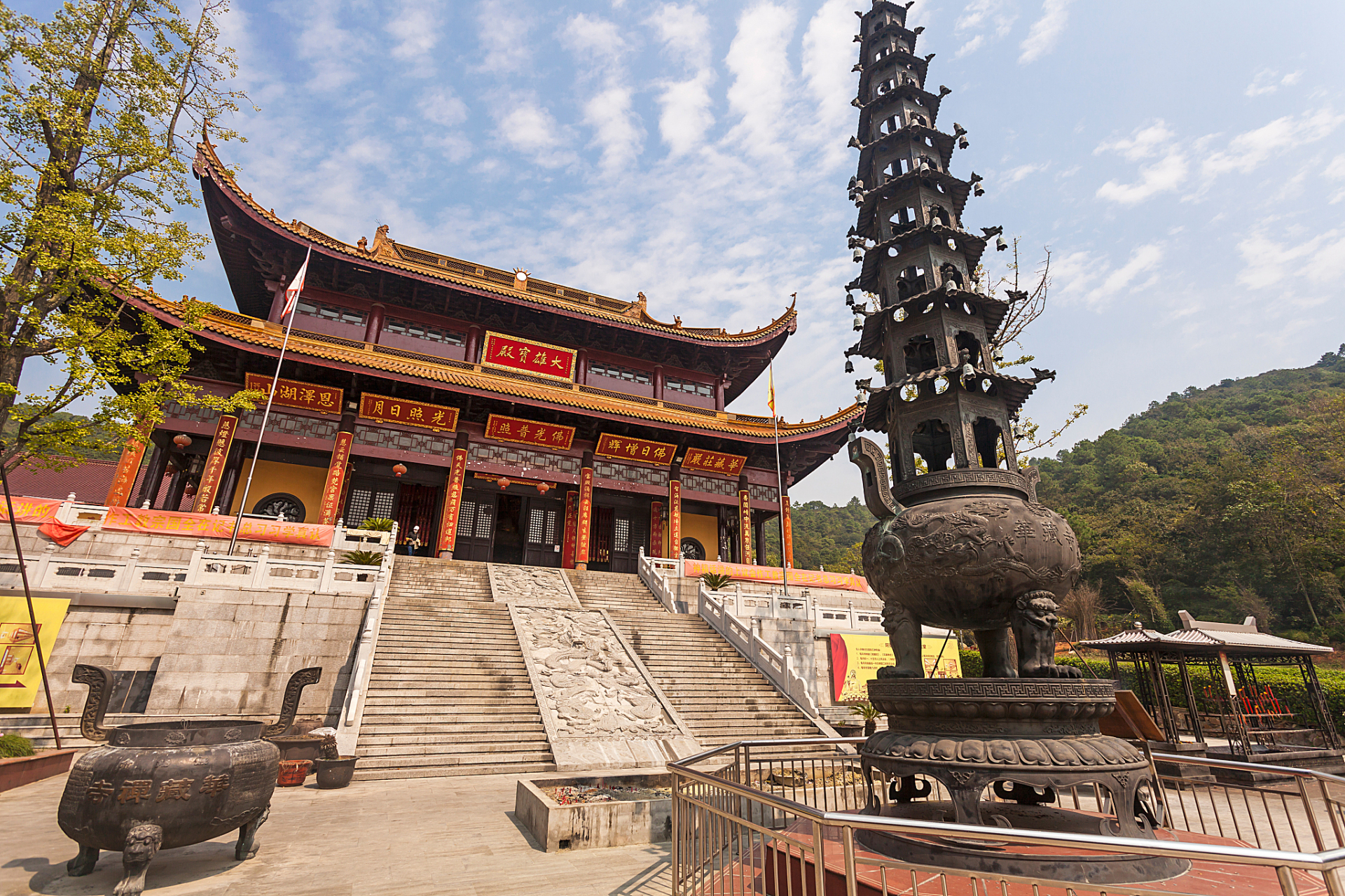 位於寧波市中心不遠的阿育王寺,是一座神秘而寧靜的古剎.