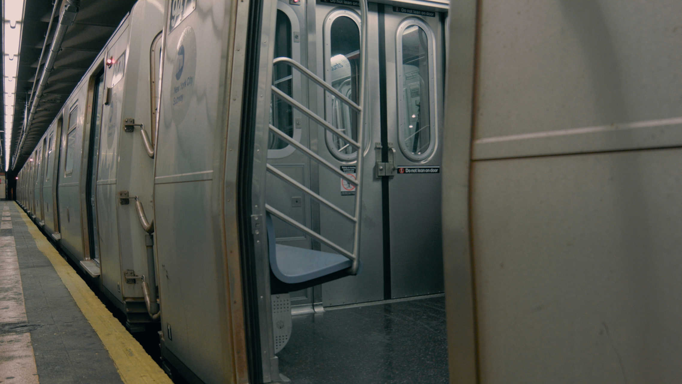 近日,一则关于火车车门大开的事件引发了广泛关注.