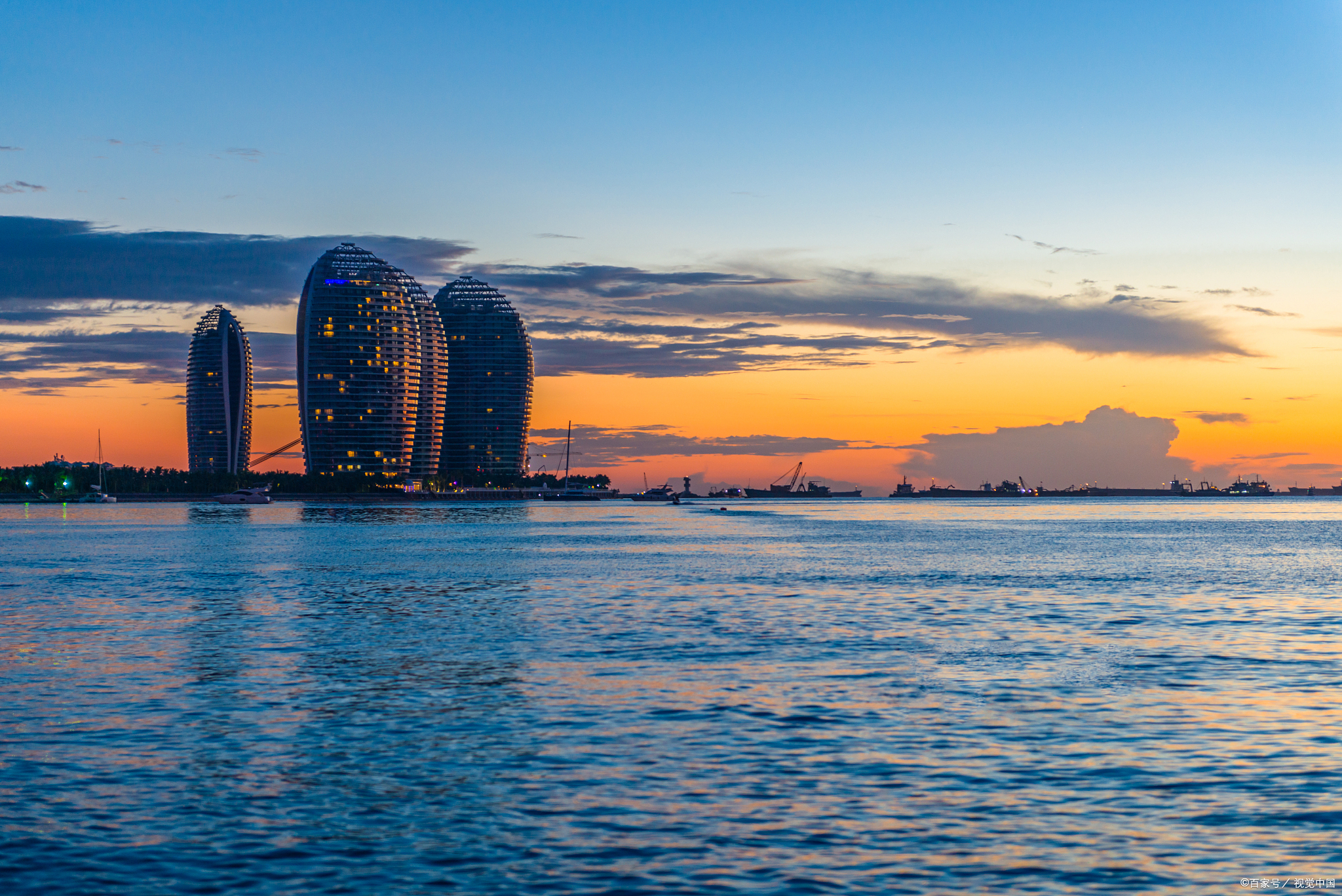 三亚湾是三亚市内最长的海湾,拥有许多著名的景点和活动