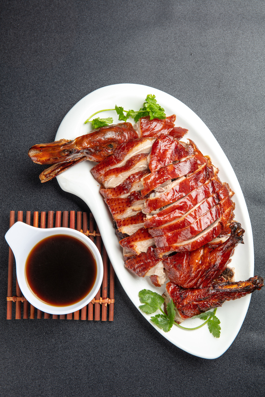 在众多的赣菜中,有一道菜品让我情有独钟,那便是赣南脆皮鸭.