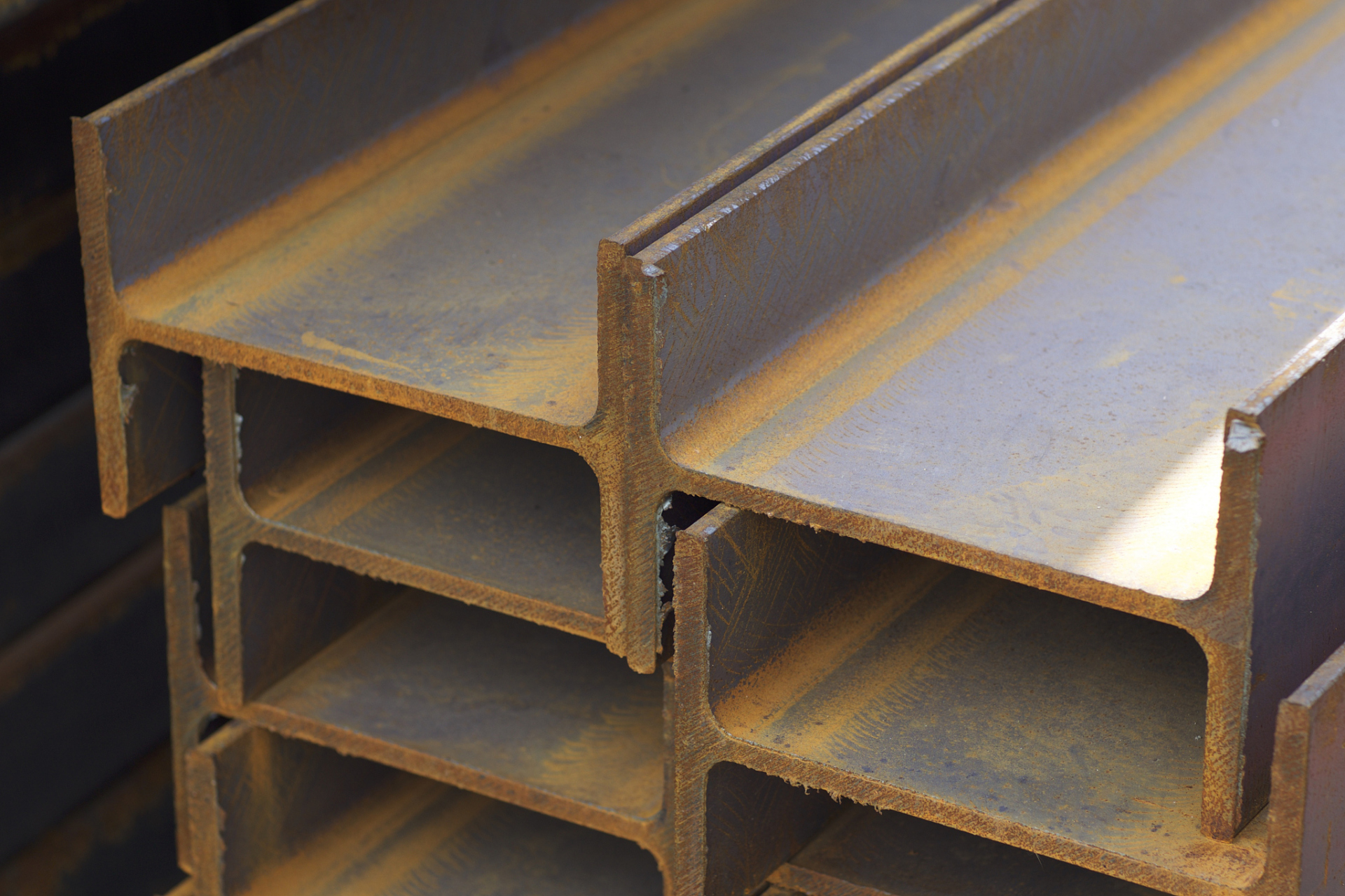 槽钢的截面形状一般分为等边槽钢和不等边槽钢两种,常见的规格有5#,6.