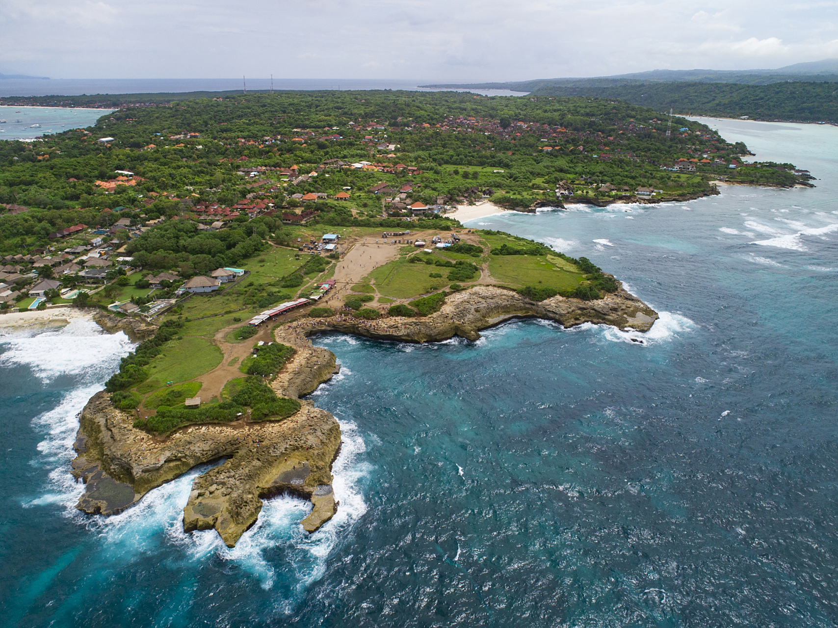 新几内亚岛全岛面积约78.6万平方公里.全岛略呈西北-东南走向.