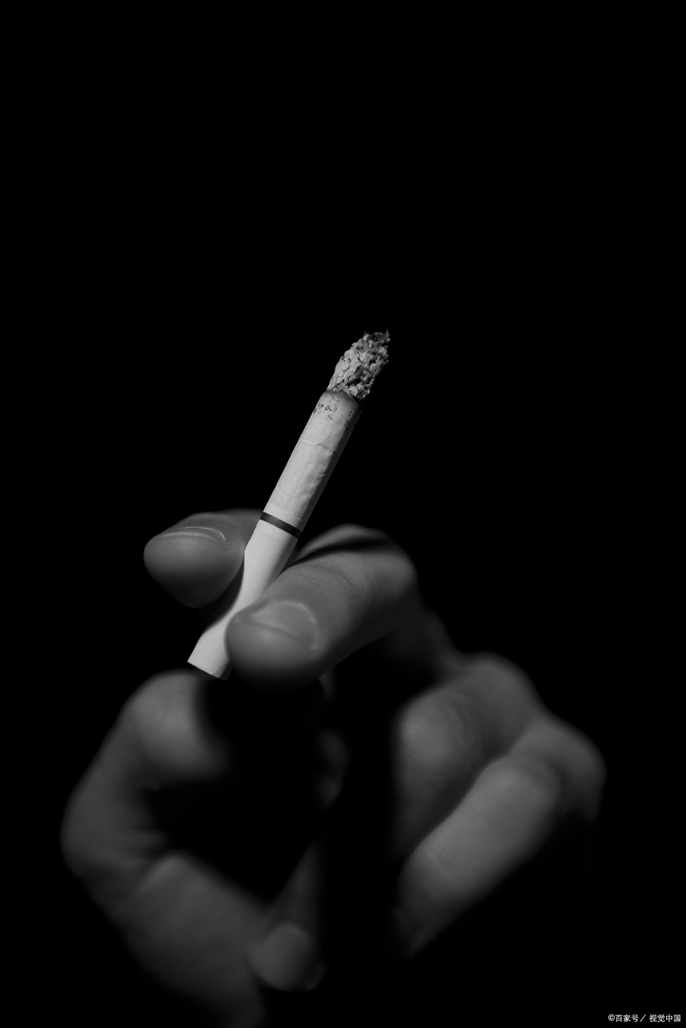 抽烟时喉咙有异物感,这一症状背后往往隐藏着多重