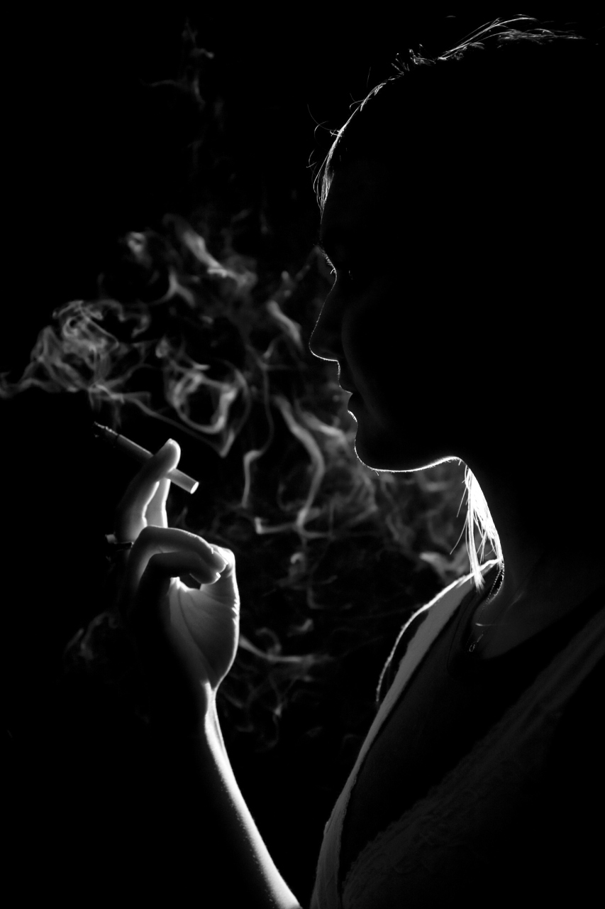 一个人的照片抽烟图片