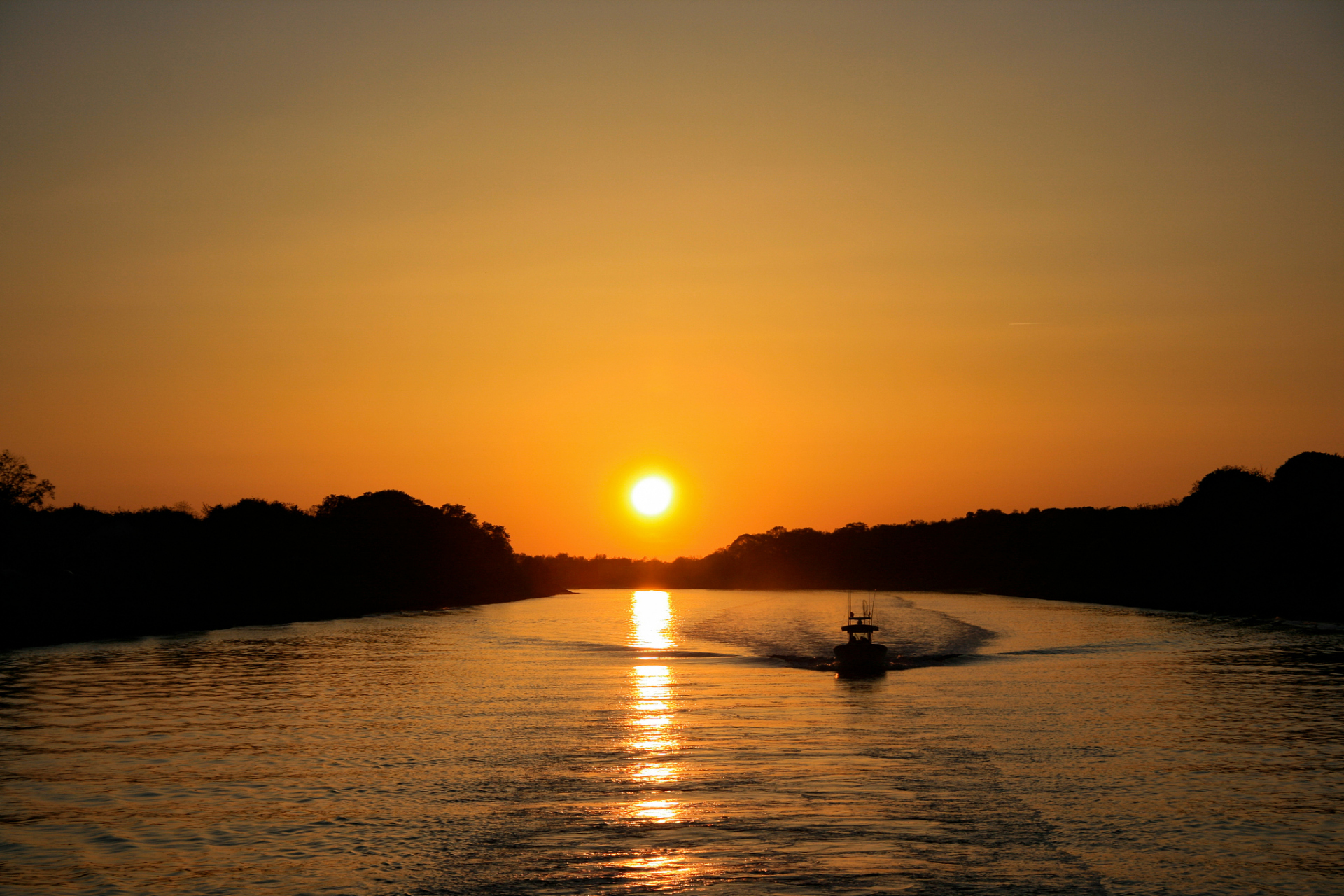 拍摄江边日落照片时,以下是六个常用的构图技巧,帮助你轻松拍出唯美