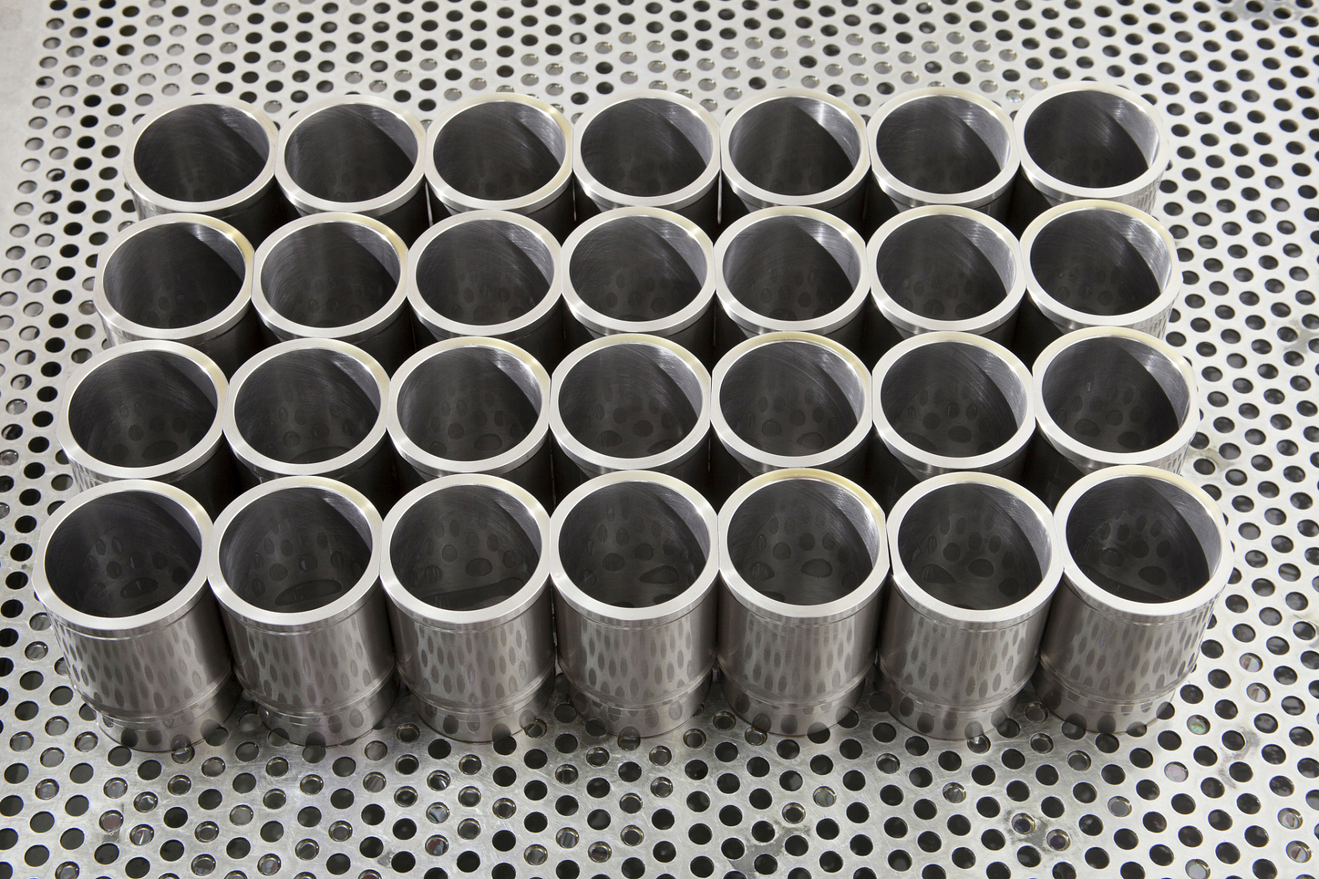 石墨电极# 石墨电极是用于电弧炉冶炼的关键材料,它在高温和高盗鼢