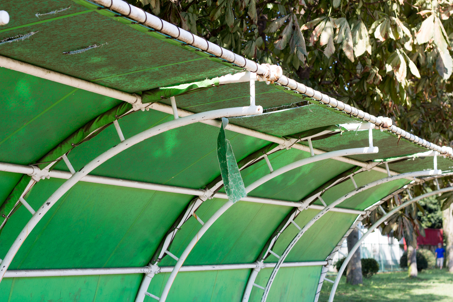 室外遮阳网是一种常用的遮阳材料,它可以有效地阻挡阳光和紫外线的