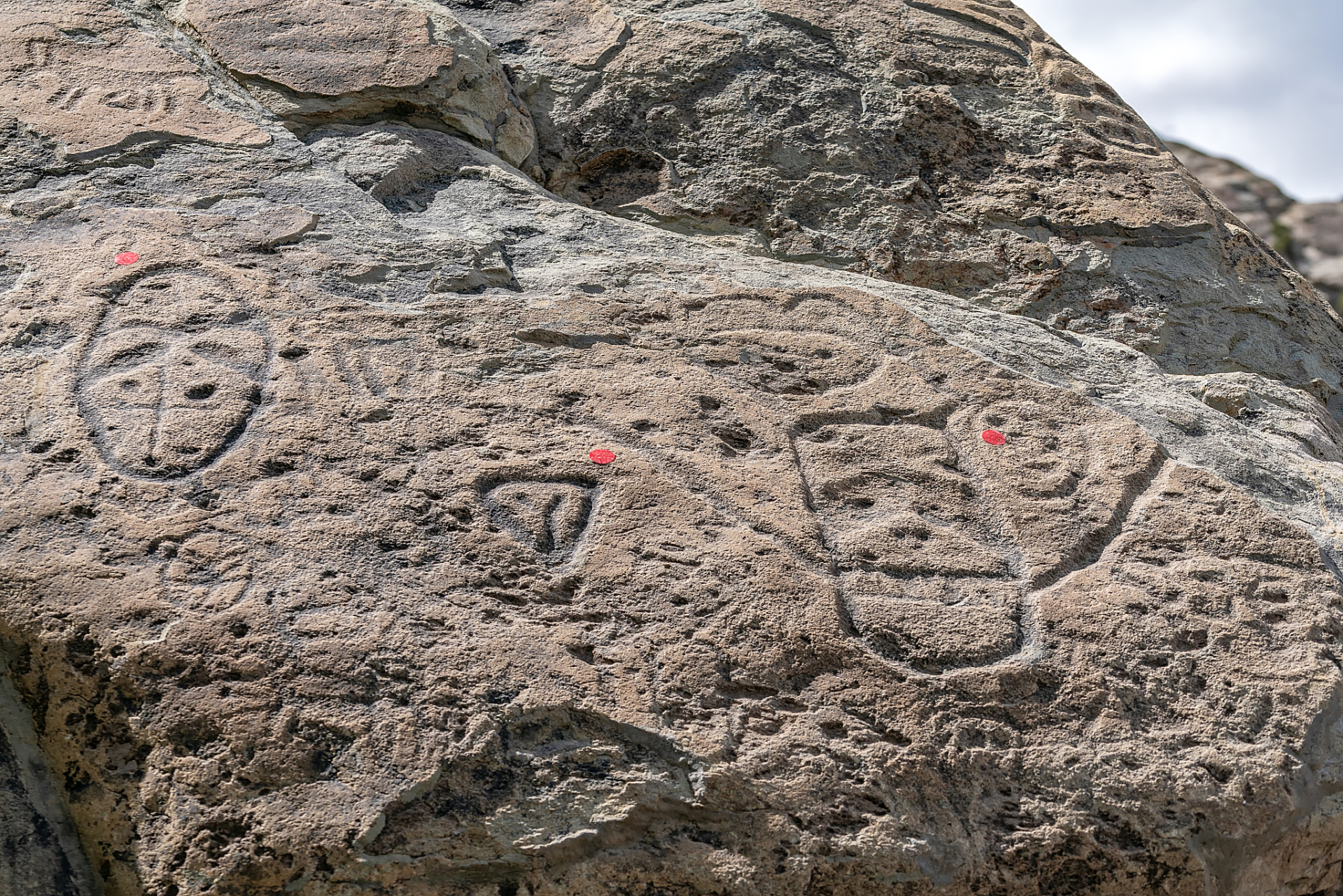 位于银川市贺兰县金山乡境内的贺兰山岩画,是一段沉淀于时间中的古老