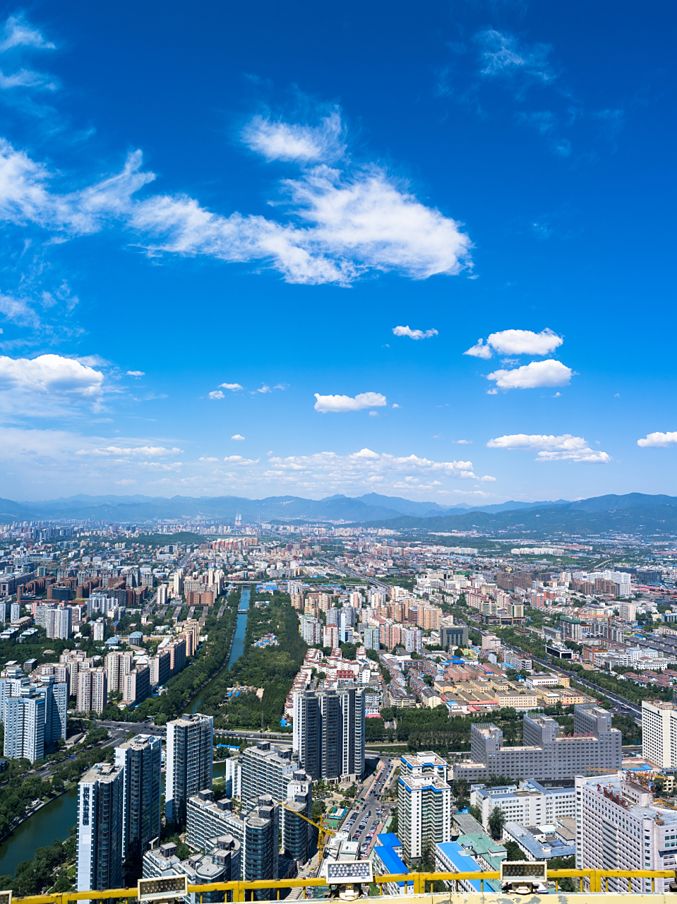 昆明,别称春城,是云南省省会,滇中城市群中心城市.