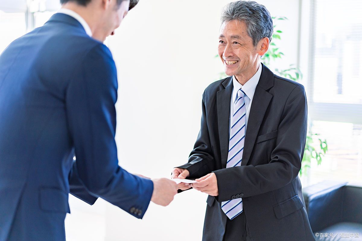 在商务场合中,名片交换是一种常见的礼仪.