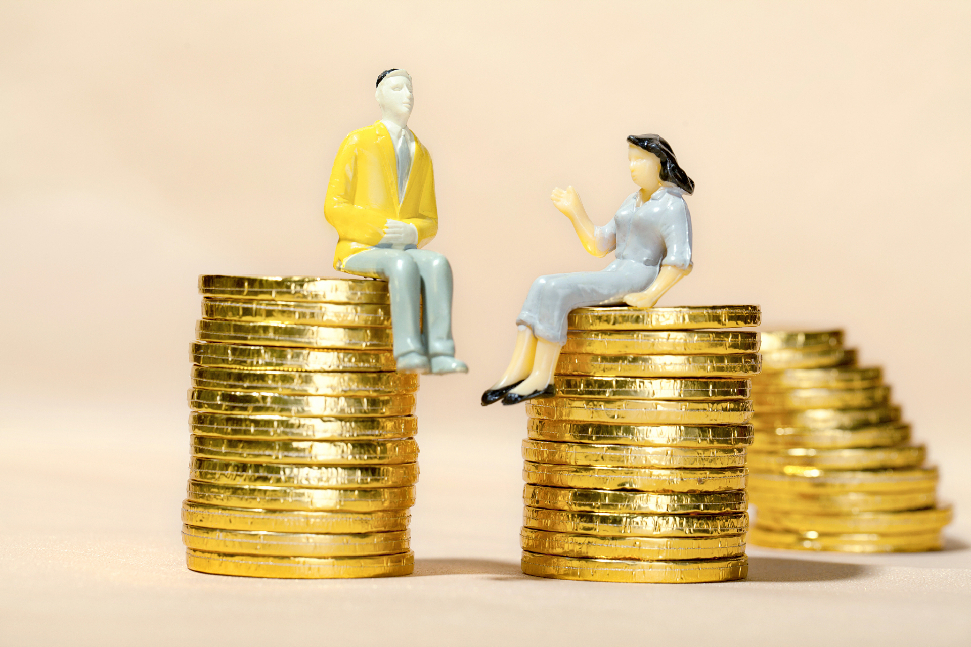 金钱不是万能,但很重要:揭秘女性在婚姻中金钱角色的扮演  小丽和小明