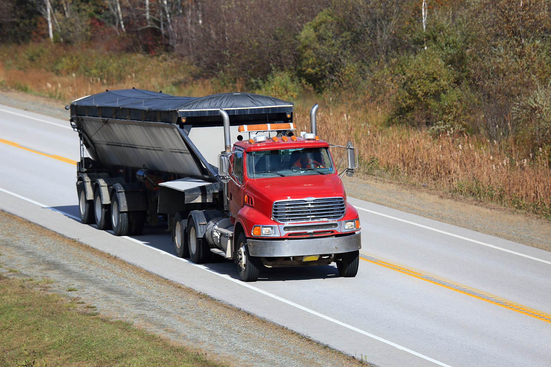 记忆交通运输英文单词[心] train	n.	火车	 truck	n. (us)	大卡车