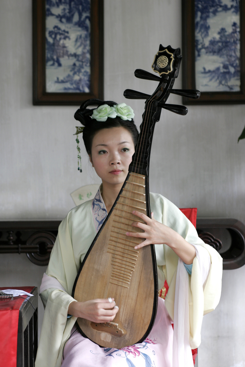 琵琶是中国古老的弹拨乐器,其身世神秘,经过千年的演变与发展,琵琶在