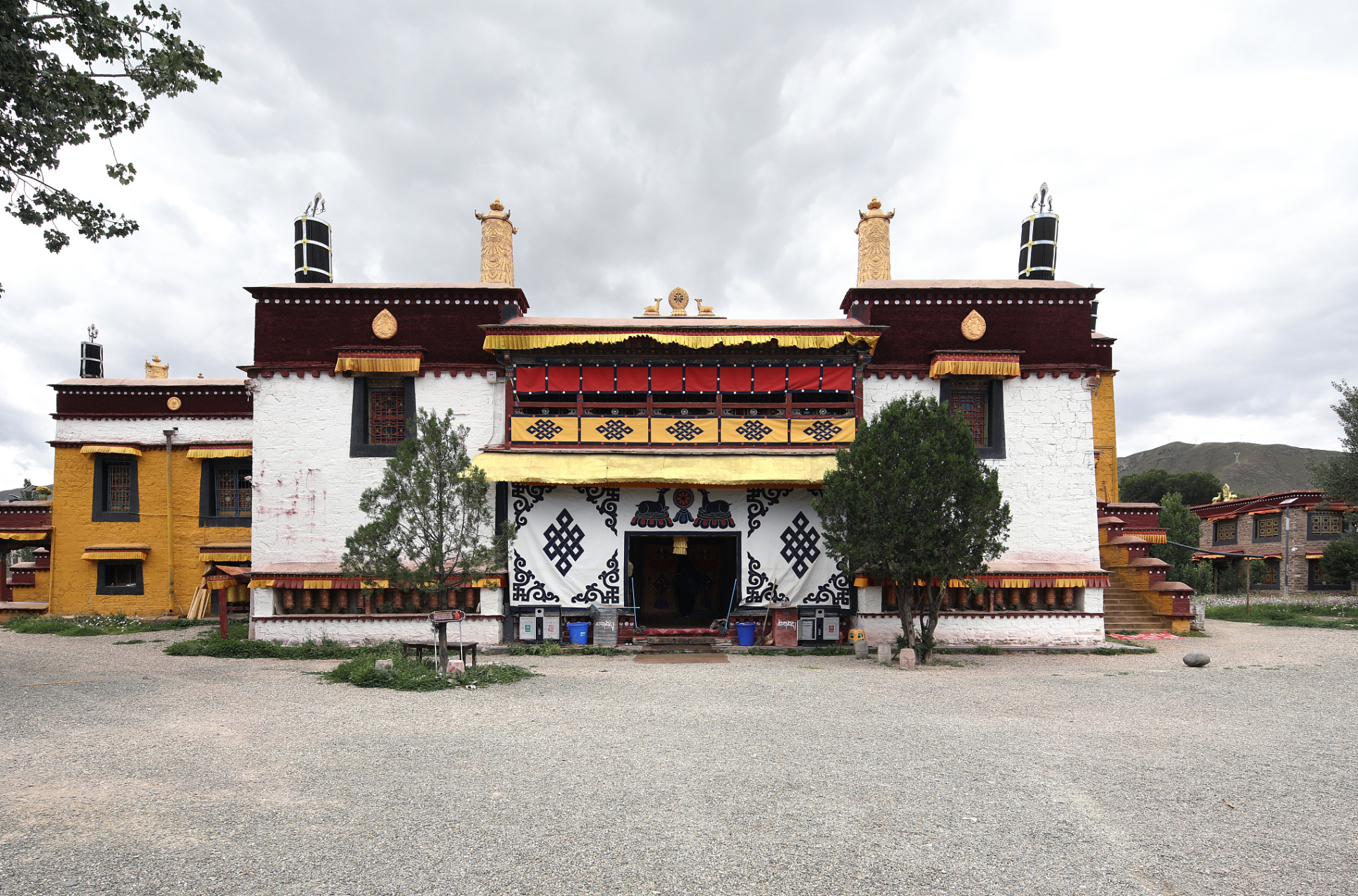位于山南地区错那县境内的绿意旅游胜地——扎同寺,坐落在洛曲岸的