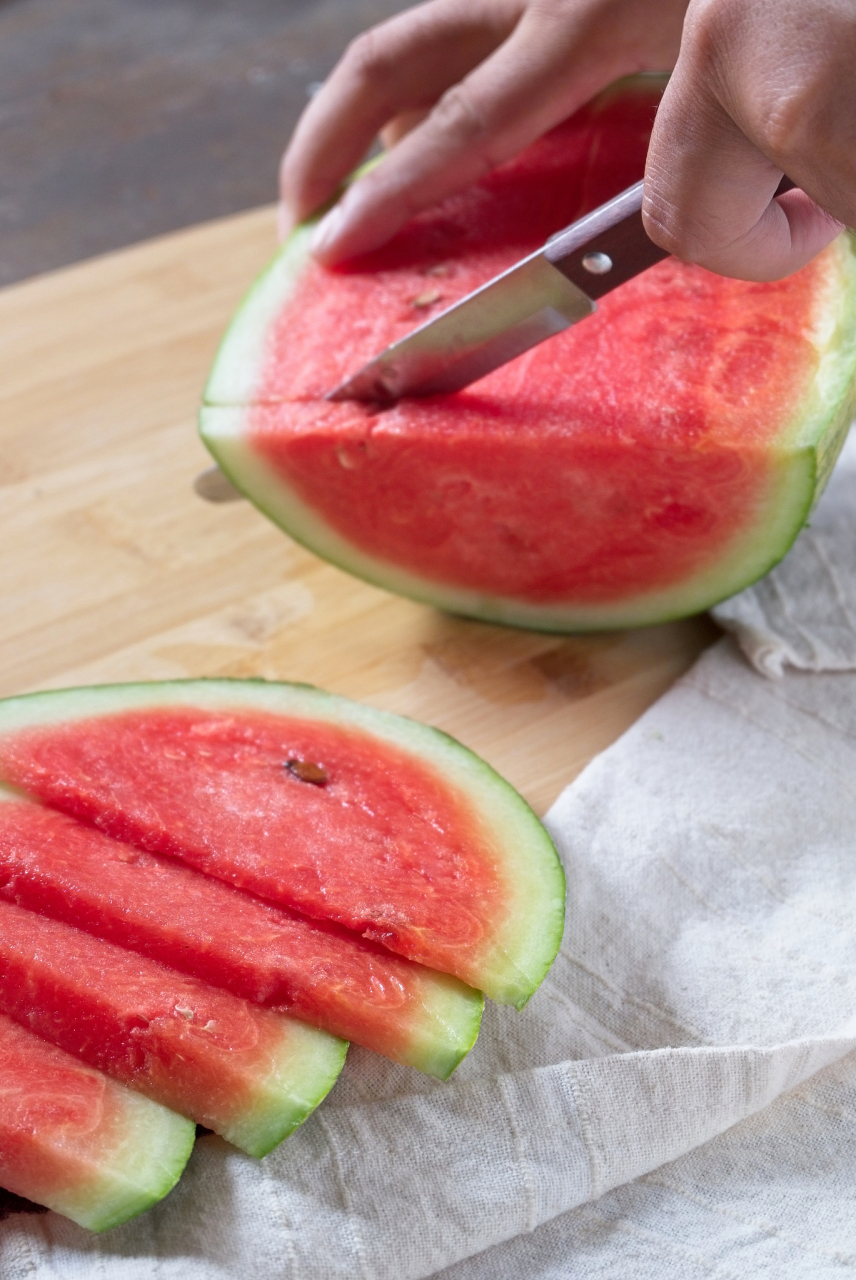 掌握正确的切西瓜方法,就能轻松切出整齐美观的西瓜块,再也不用担心汁