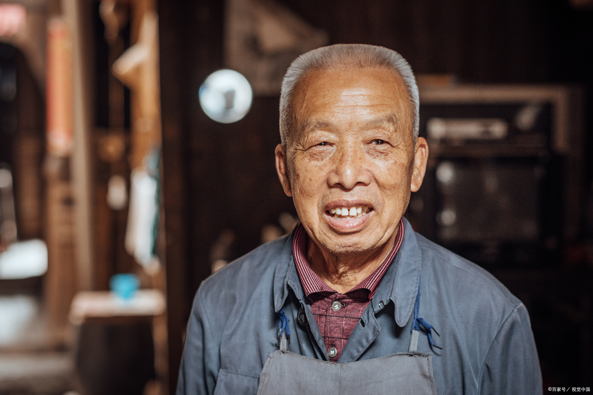 我叫李思明,是一个普通老实巴交的中年人.