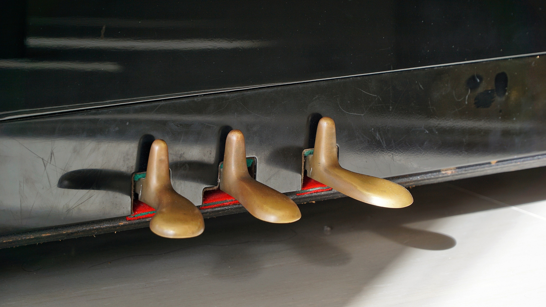 下面是关于钢琴踏板的正确使用的解释: 1.