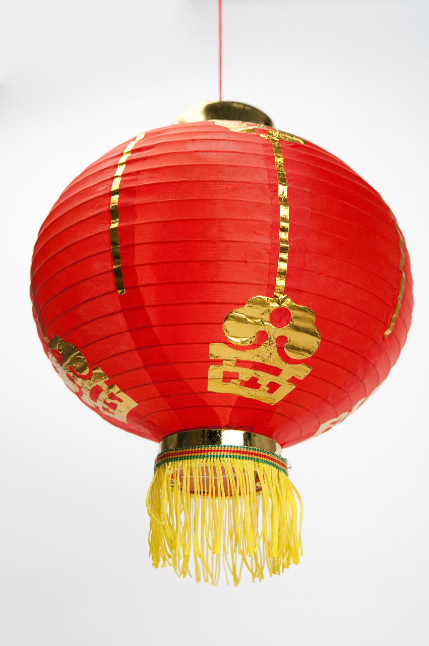 喜庆灯笼的造型独特,如动物形状,传统图案等,红色和金色是其主要的